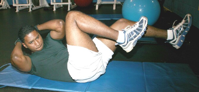 Second Lt. Finis White, 20th Communications Squadron telecommunications management officer, works his abdominals with bicycles during his daily workout Wednesday in the fitness center. (U.S. Air Force photo/Senior Airman John Gordinier)