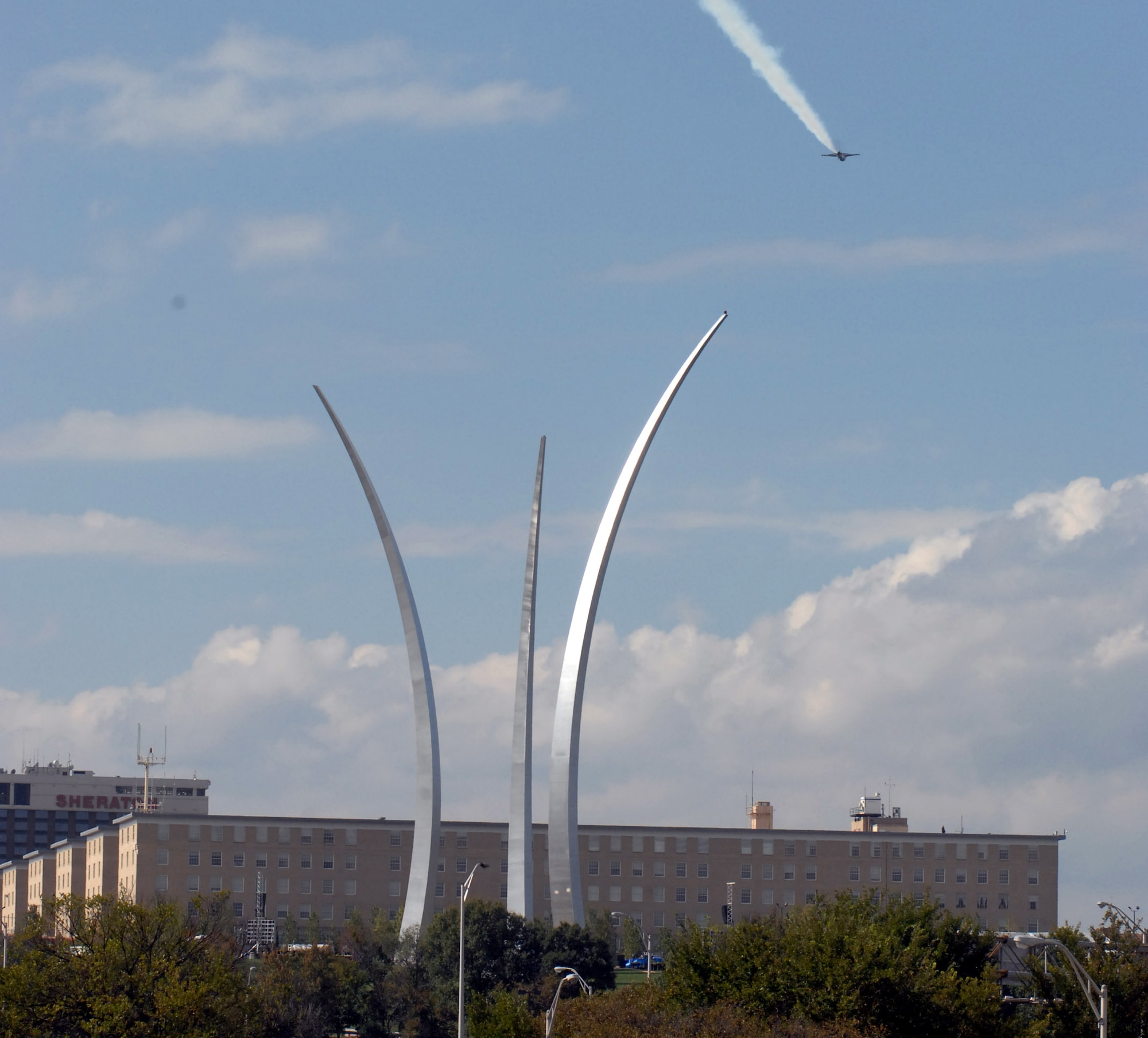 An Air Force Thunderbirds demonstration team F-16 Fighting Falcon flies over the Air Force Memorial Oct. 12 in a practice for the Oct. 14 opening ceremonies for the memorial. (U.S. Air Force photo/ Master Sgt. Gary R. Coppage)