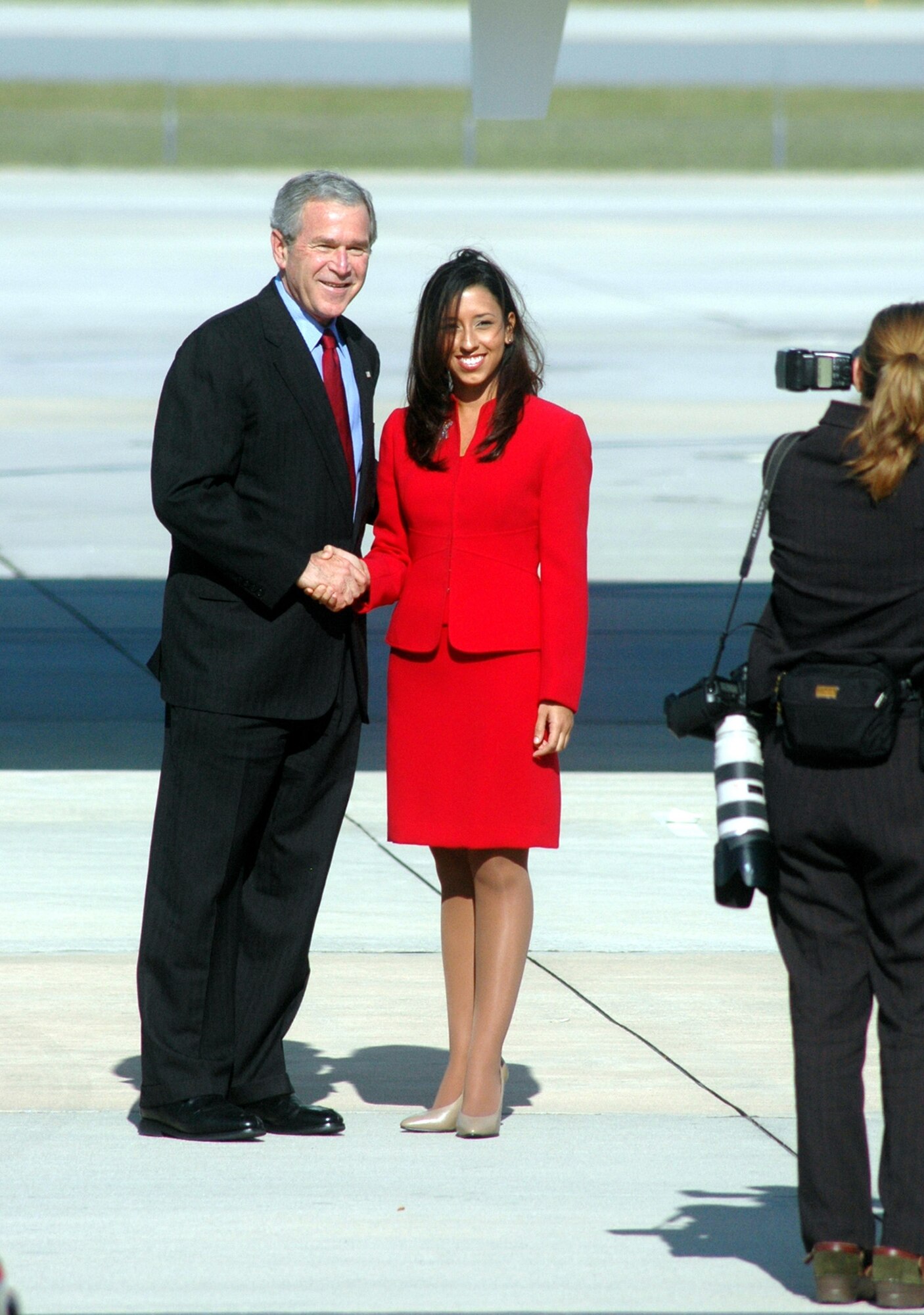 ROBINS AIR FORCE BASE, Ga. — President George W. Bush presents Air Force Reserve 2nd Lt. Melissa Rosa the Volunteer Service Award to the United States Oct. 10 during his stop at Robins. (Air Force photo by Sue Sapp)

