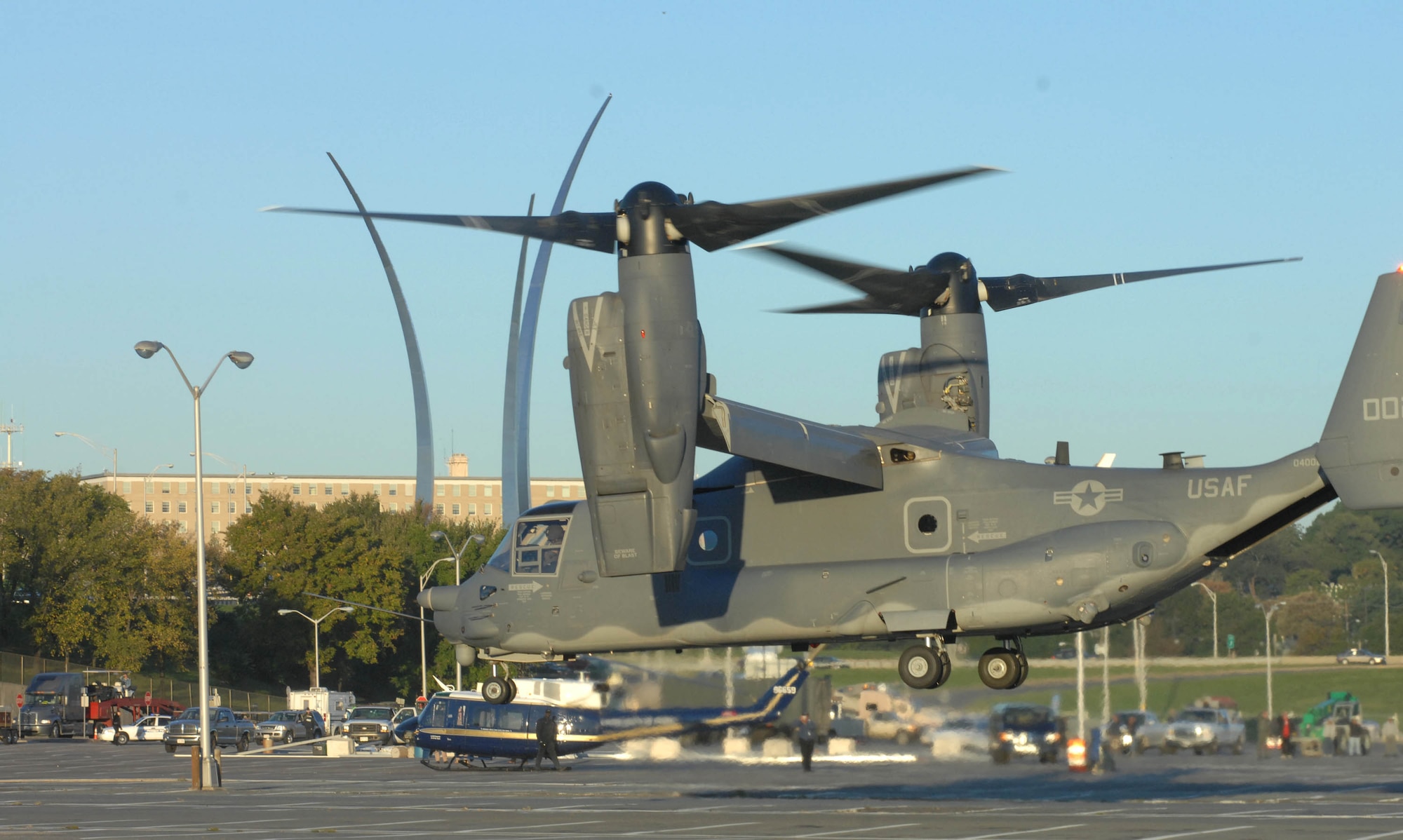 A CV-22 Osprey tilt rotor aircraft prepares to land at the Pentagon Oct. 13 in Arlington, Va. Aircraft including the CV-22 are landing at the Pentagon south parking lot and will be on display during the Air Force open house for the opening ceremonies of the Air Force Memorial Oct. 14. (U.S. Air Force photo/Master Sgt. Gary R. Coppage) 
