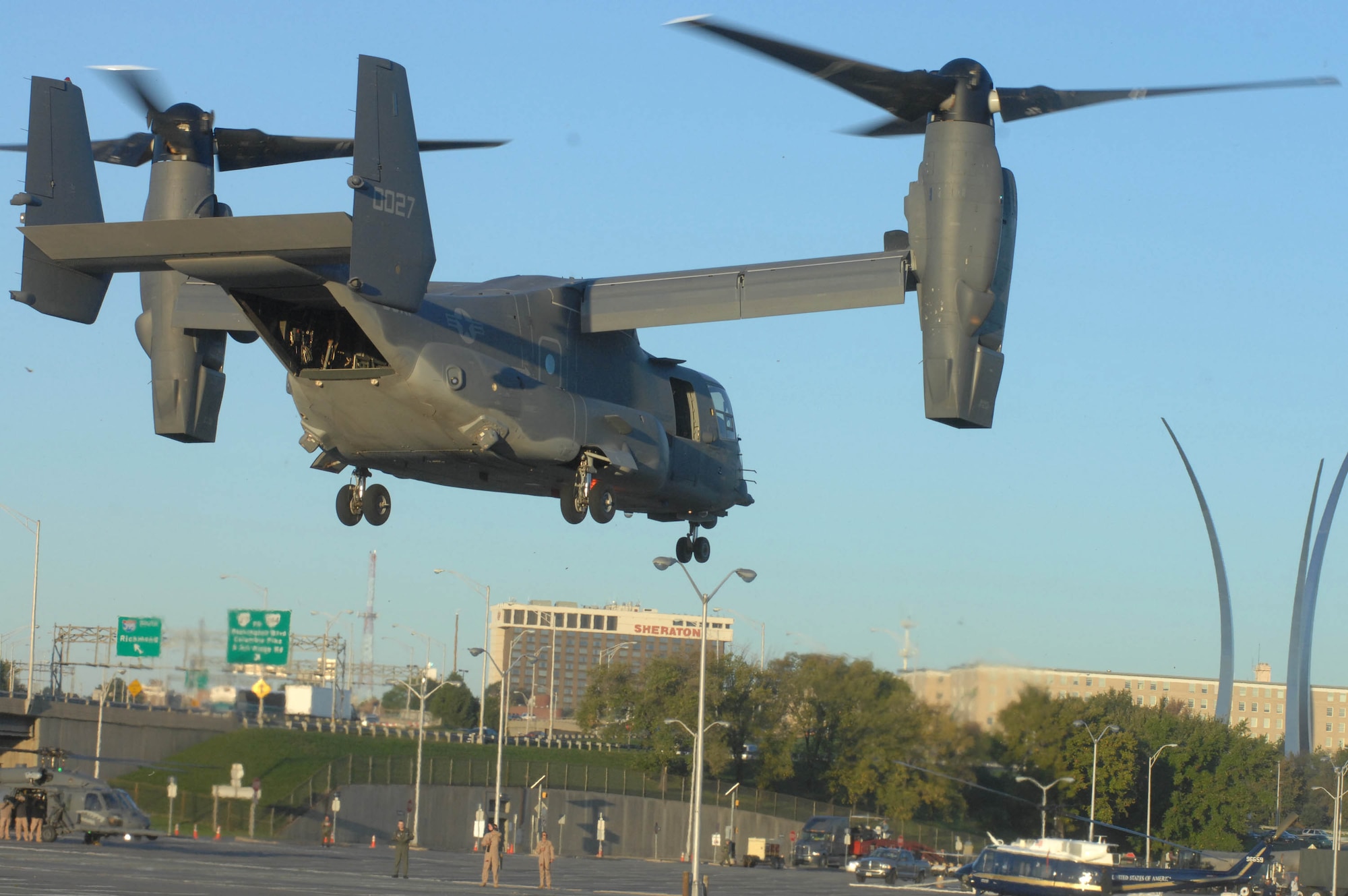 A CV-22 Osprey tilt rotor aircraft flies lands at the Pentagon Oct. 13 in Arlington, Va. Aircraft including the CV-22 are landing at the Pentagon south parking lot and will be on display during the Air Force open house for the opening ceremonies of the Air Force Memorial Oct. 14. (U.S. Air Force photo/Master Sgt. Gary R. Coppage) 
