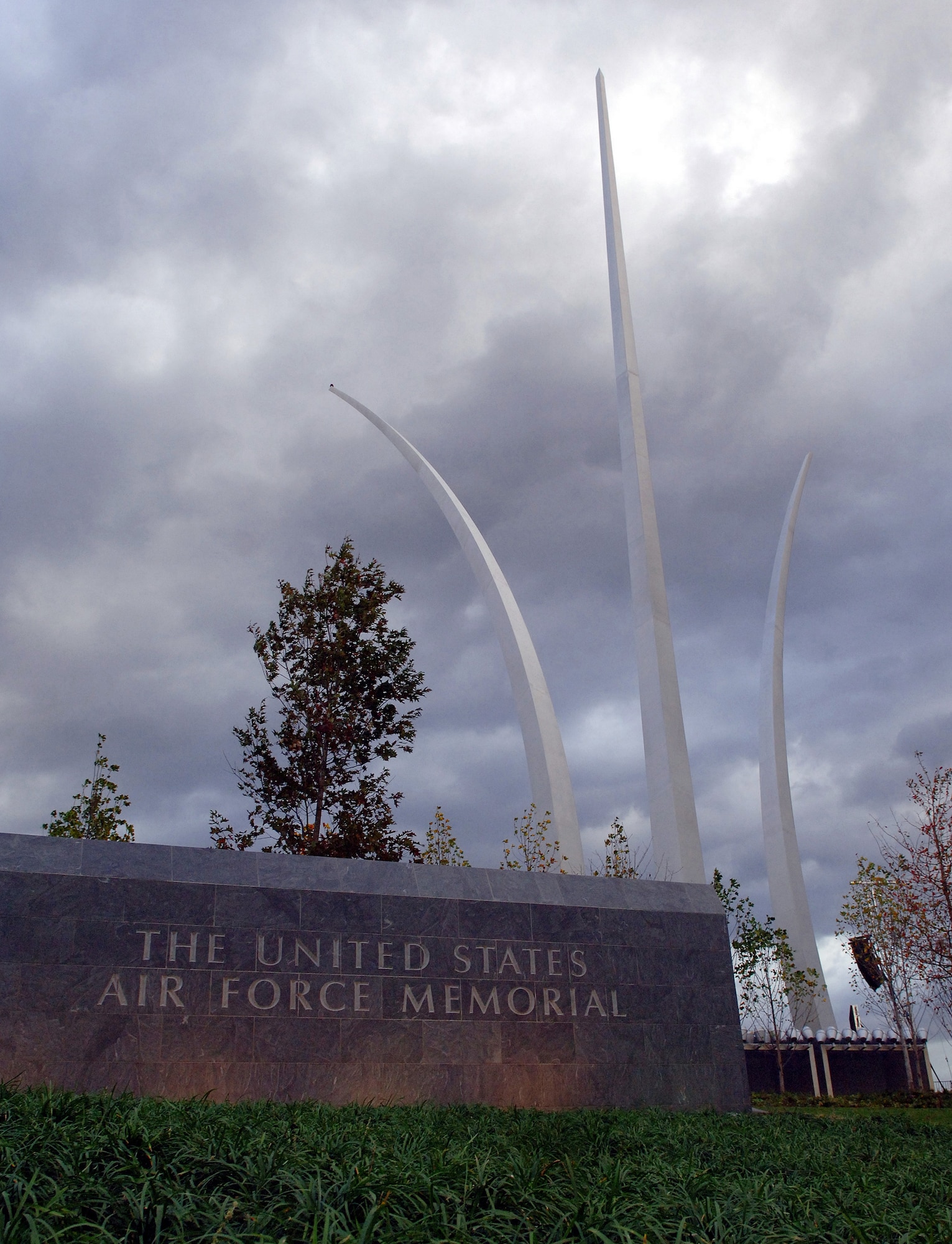 The Air Force Memorial in Arlington, Va., is the site of a dedication ceremony Oct. 14 at 9 a.m. Organizers braved the cooler afternoon temperatures Oct. 12 making final preperations for the dedication ceremony. (U.S. Air Force photo/Tech. Sgt. Larry A. Simmons)