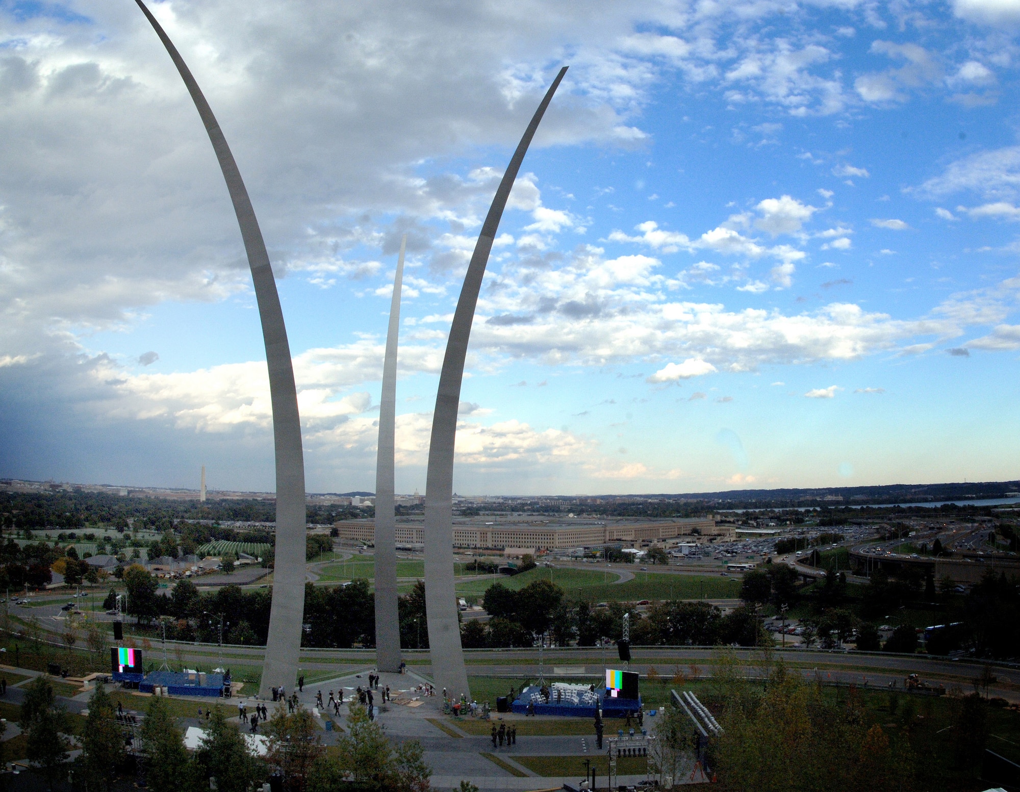 Organizers make final preperations for the dedication ceremony of the Air Force Memorial, in Arlington, Va., on Oct. 12. The memorial's dedication ceremony kicks off at 9 a.m. Oct. 14. (U.S. Air Force photo/Tech. Sgt. Larry A. Simmons)