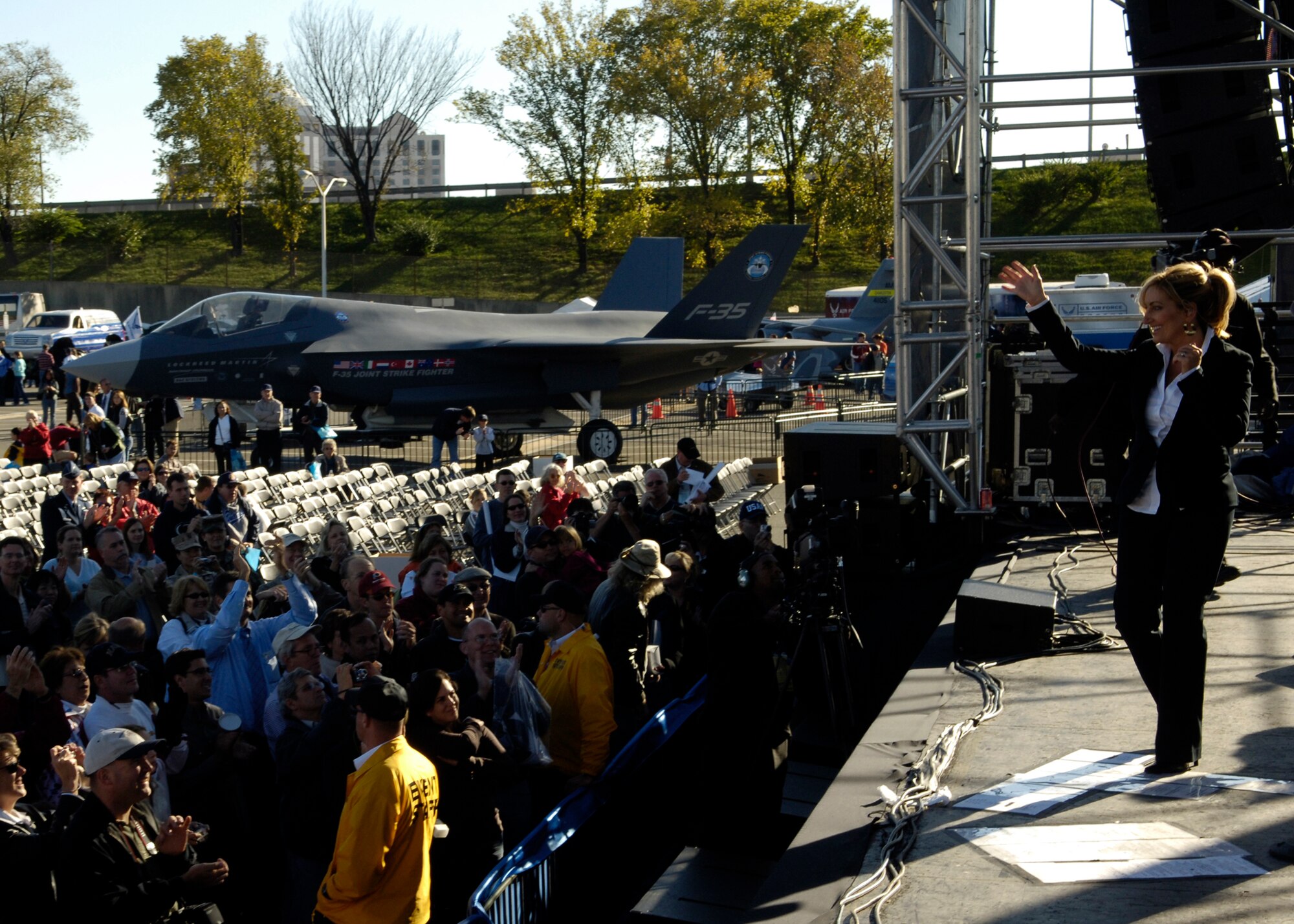 Country music performer Lee Ann Womack performs for more than 25,000 spectators gathered at the Air Force open house at the Pentagon on Saturday, Oct. 14, 2006. The concert followed the official dedication ceremony of the Air Force Memorial.  (U.S. Air Force photo/Airman 1st Class Rusti M. Caraker) 