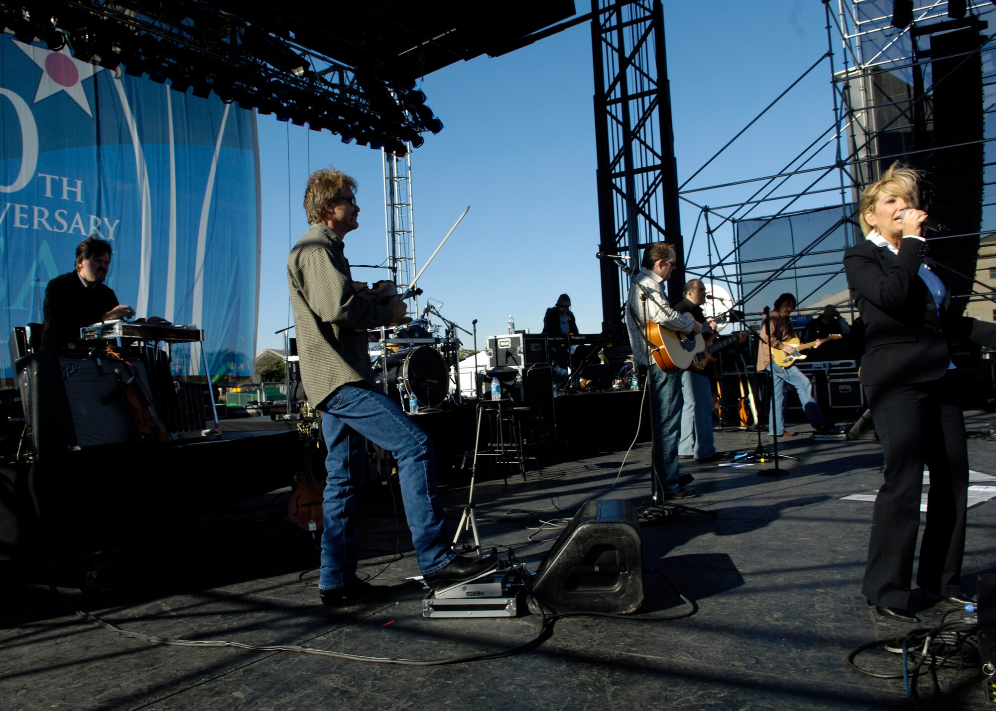Country music performer Lee Ann Womack performs for more than 25,000 spectators gathered at the Air Force open house at the Pentagon on Saturday, Oct. 14, 2006. The concert followed the official dedication ceremony of the Air Force Memorial.  (U.S. Air Force photo/Airman 1st Class Rusti M. Caraker) 