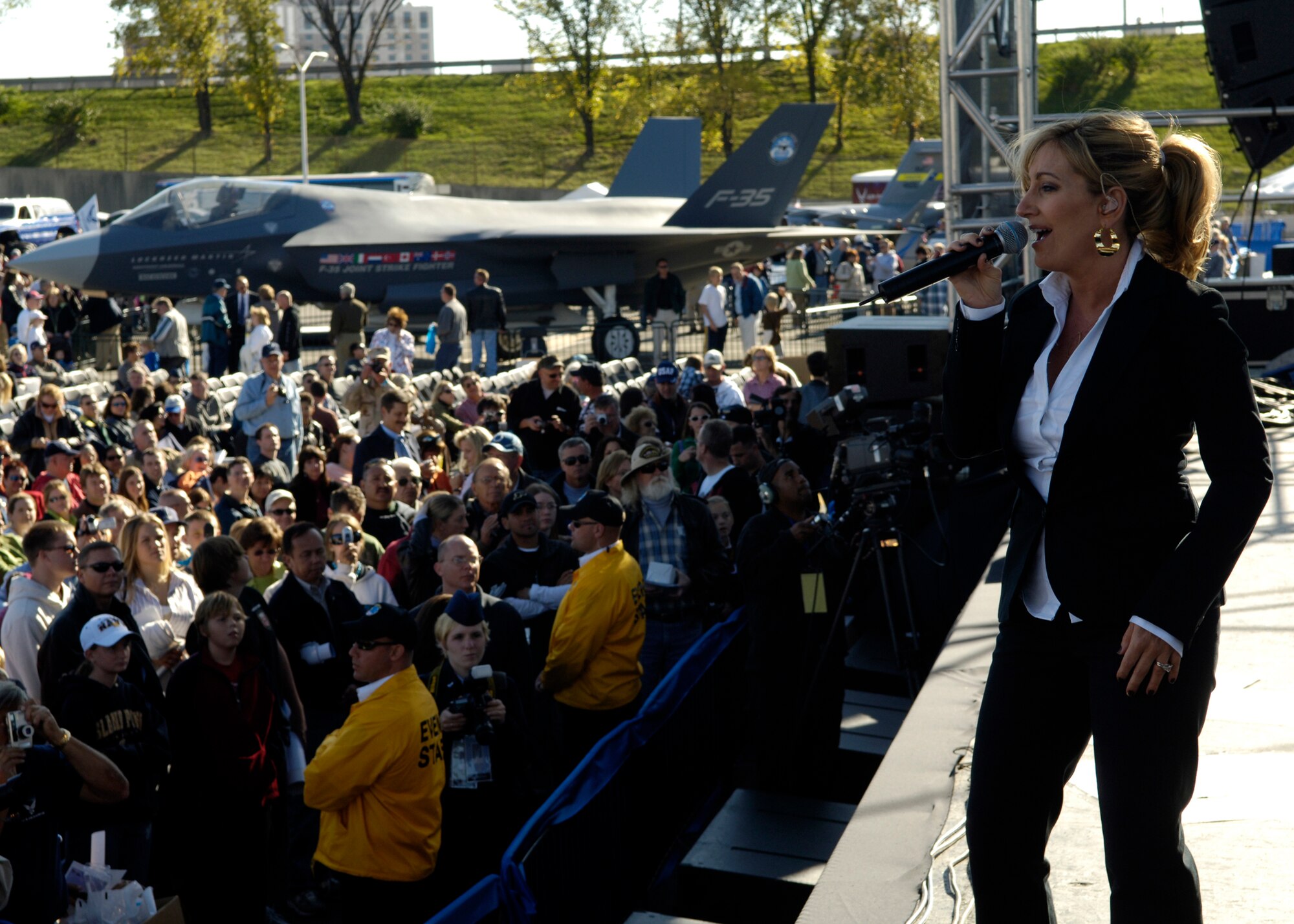 Country music performer Lee Ann Womack performs for more than 25,000 spectators gathered at the Air Force open house at the Pentagon on Saturday, Oct. 14, 2006. The concert followed the official dedication ceremony of the Air Force Memorial.  (U.S. Air Force photo/Airman 1st Class Rusti M. Caraker) 