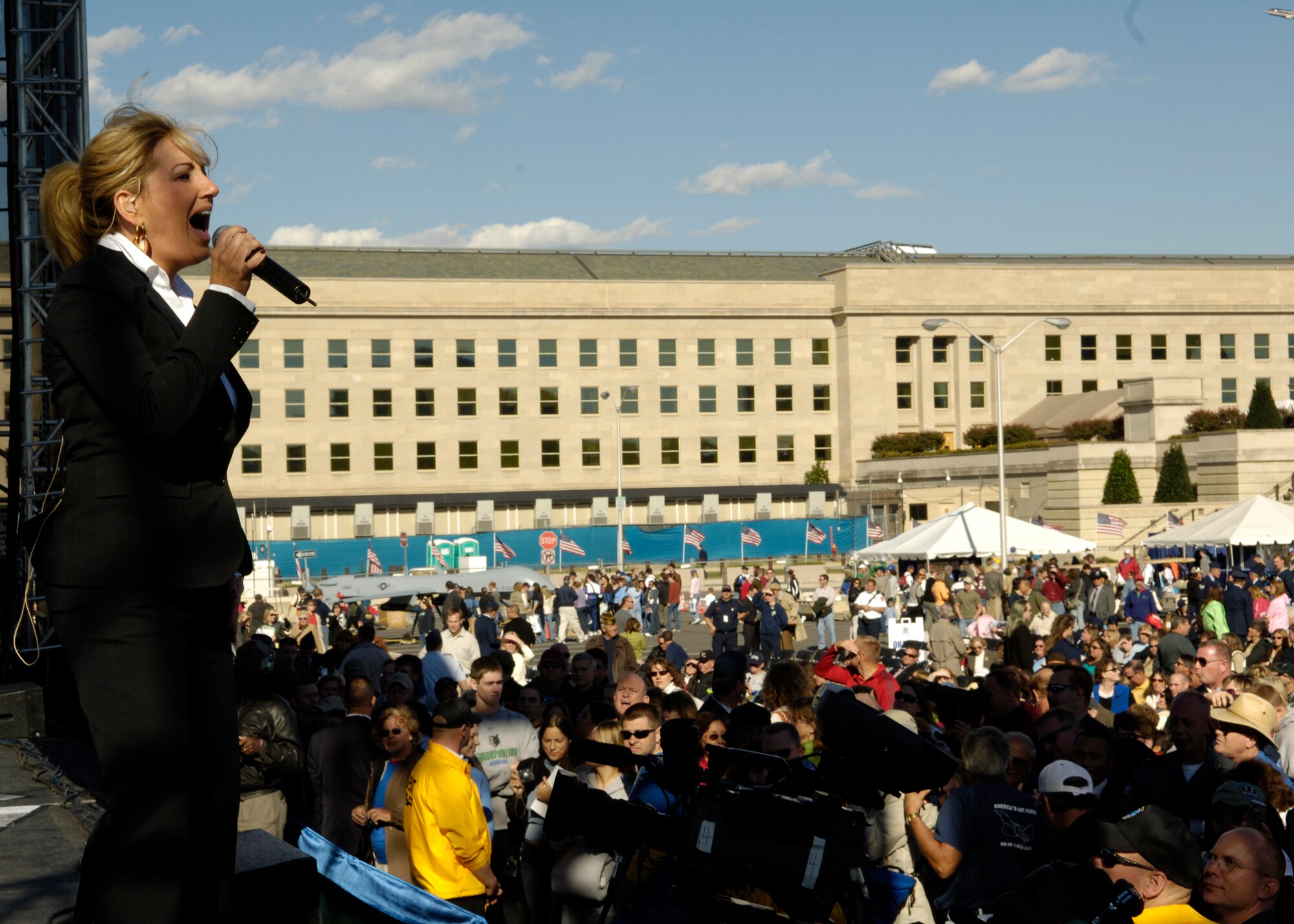 Country music performer Lee Ann Womack performs for more than 25,000 spectators gathered at the Air Force open house at the Pentagon on Saturday, Oct. 14, 2006. The concert followed the official dedication ceremony of the Air Force Memorial.  (U.S. Air Force photo/Airman 1st Class Rusti M. Caraker)