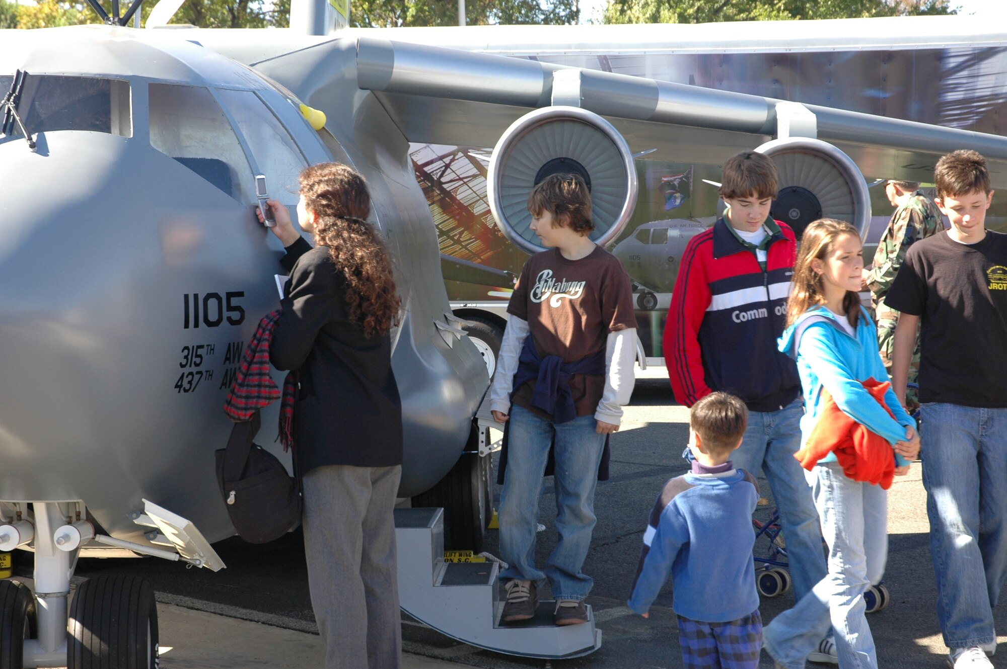 Guest look at the Mini C-17 on display at the Pentagon for the Air Force’s Memorial Dedication and open house. ( Photo by Debra Baldwin)