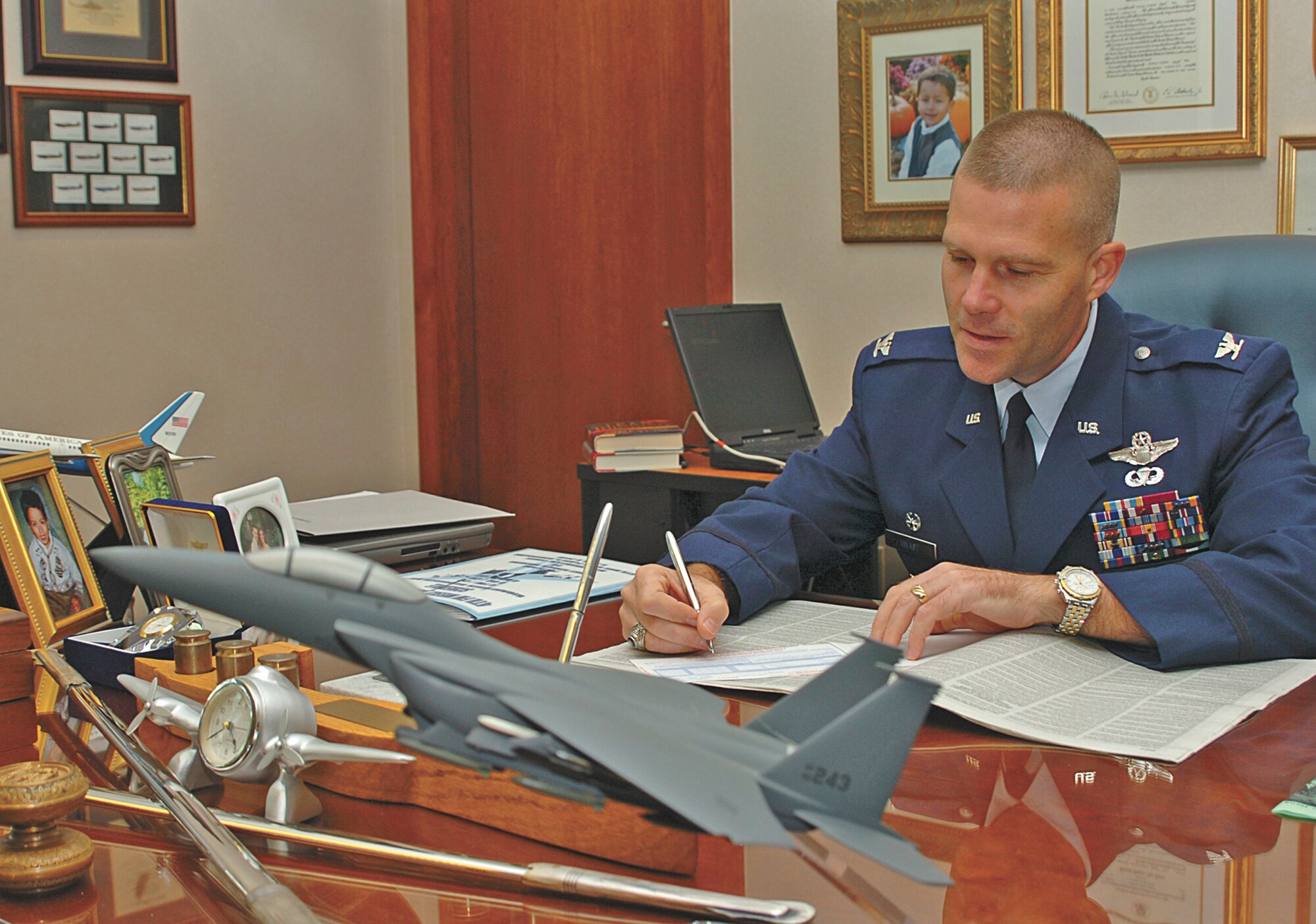 Colonel Steve Kwast, 4th Fighter Wing commander, signs the pledge card for his Combined Federal Campaign donation Oct. 13 in the 4th Fighter Wing headquarters building. The charity campaign kicked off Oct. 11 and will run until Dec. 8. The annual CFC is an opportunity for military members and federal employees to donate to approximately 1,800 charitable organizations. For more information, contact your agency's CFC representative, call 722-5272 or visit https://intranet/cfc. (U.S. Air Force photo by Airman 1st Class Greg Biondo)
