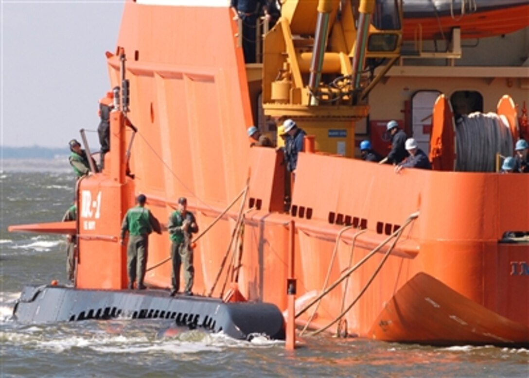 the-naval-research-submarine-nr-1-docks-alongside-a-submarine-support-ship