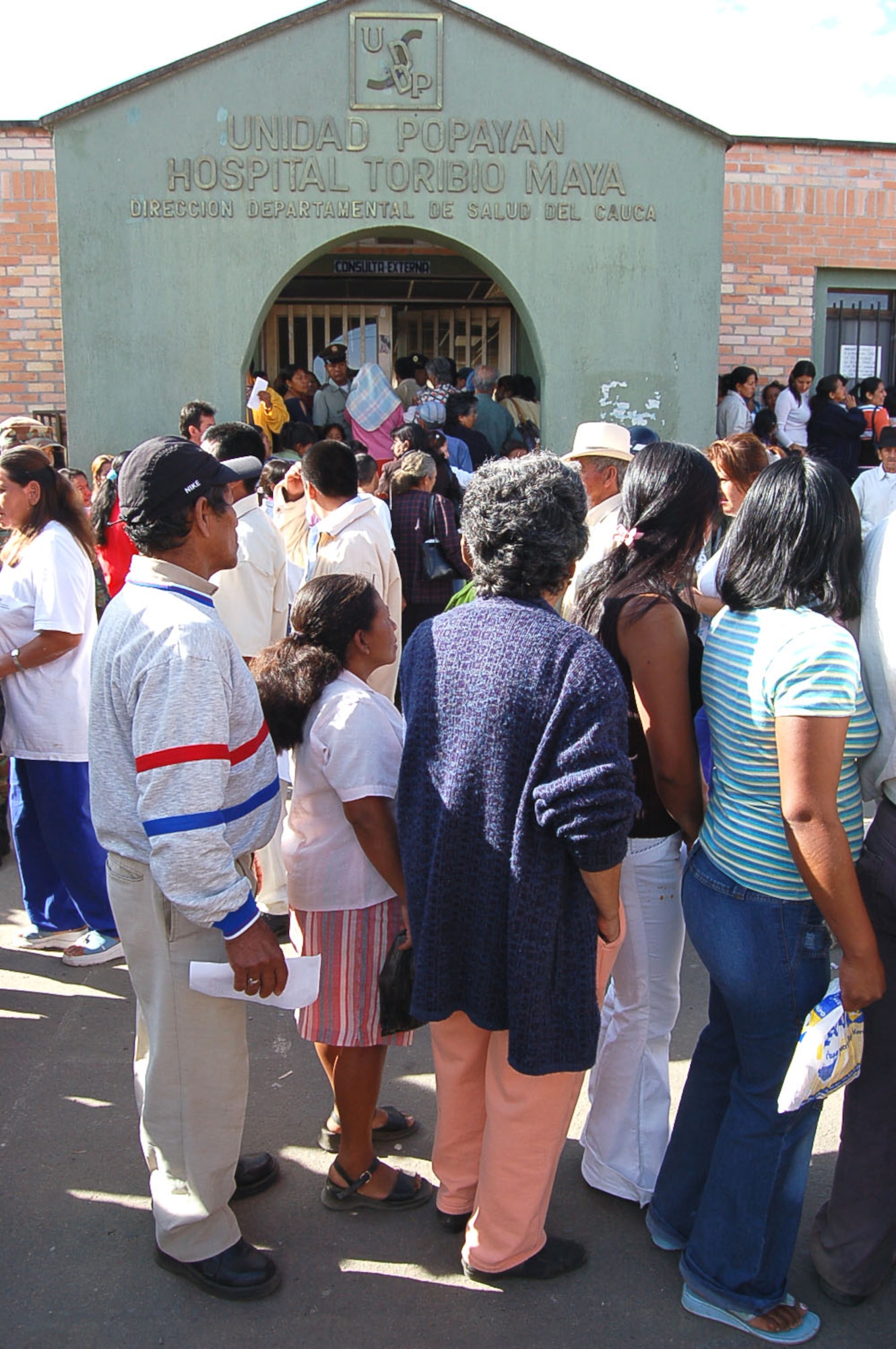 People gather outside the Hospital Toribo Maya in Popayan, Colombia, Sept. 12 to receive treatment from a U.S. medical team performing a medical readiness training exercise. (U.S. Air Force photo/Staff Sgt. Matthew Bates) 

