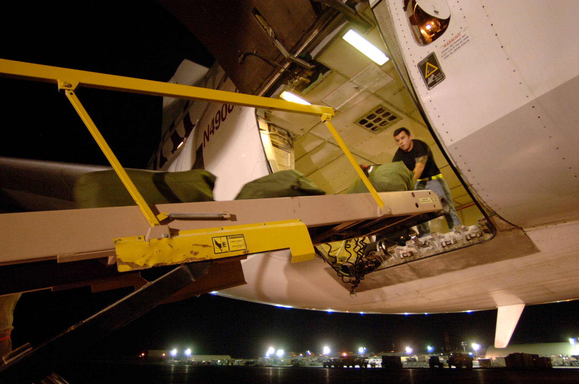 Minutes after landing in Southwest Asia, Staff Sgt. Tony Alba joins 30 other volunteer passengers Sept. 17 in removing luggage from the cargo hull of a commercial DC-10 airliner. Sergeant Alba is a personnelist from Fairchild Air Force Base, Wash. (U.S. Air Force photo/Master Sgt. Scott Wagers) 

