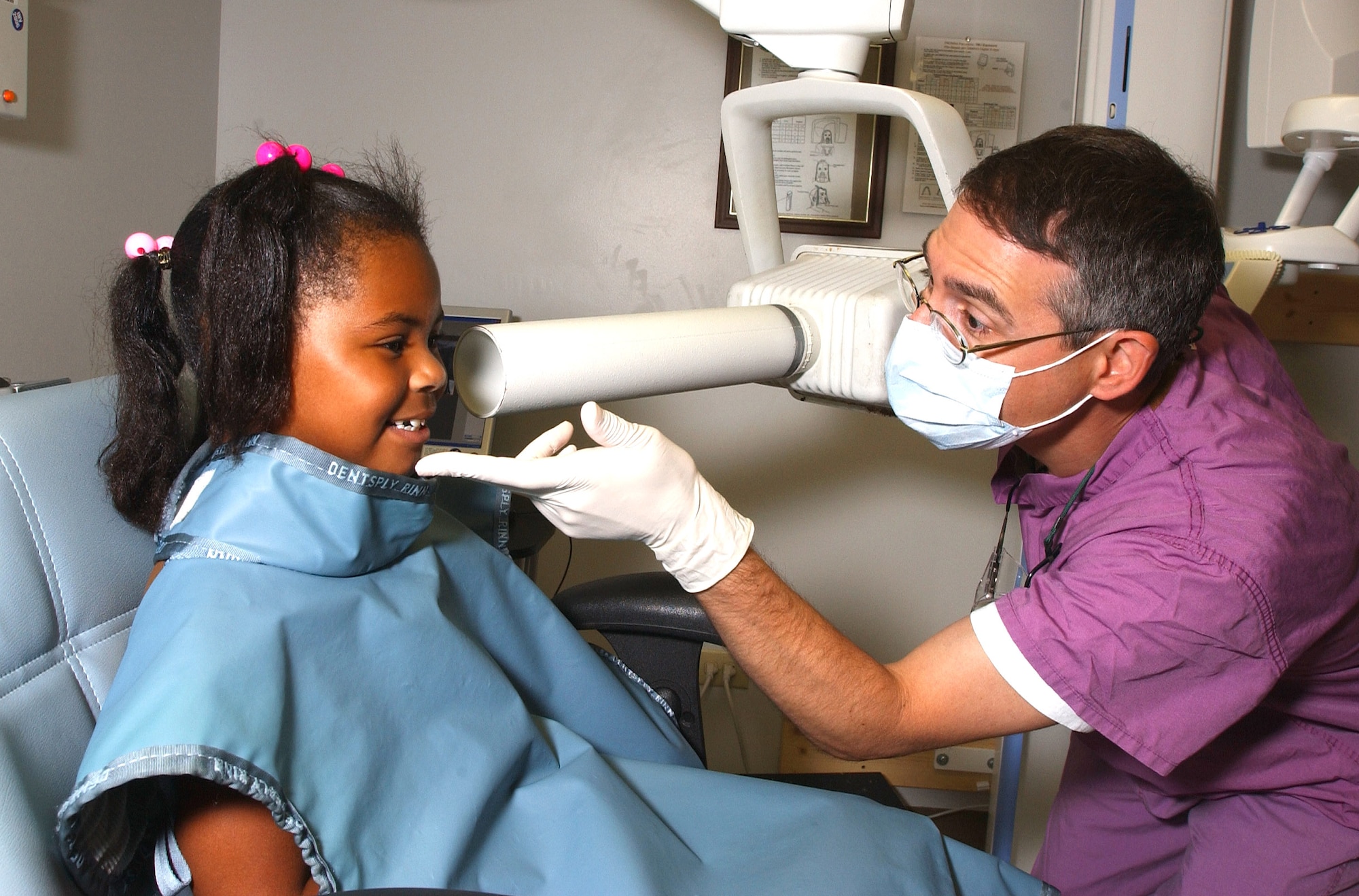 Maj. David Kieser prepares to take dental X-rays of Deaveyon Moore during a Dunn Dental Clinic pediatric appointment Sept. 18 at Lackland Air Force Base, Texas. Major Kieser is a Pediatric Dental Course residents from Scott Air Force Base, Ill. Deaveyon is daughter of Staff Sgt. T'wanna Moore, a 59th Dental Squadron dental technician from Lackland AFB. (U.S. Air Force photo/Master Sgt. Kimberly Spencer)
