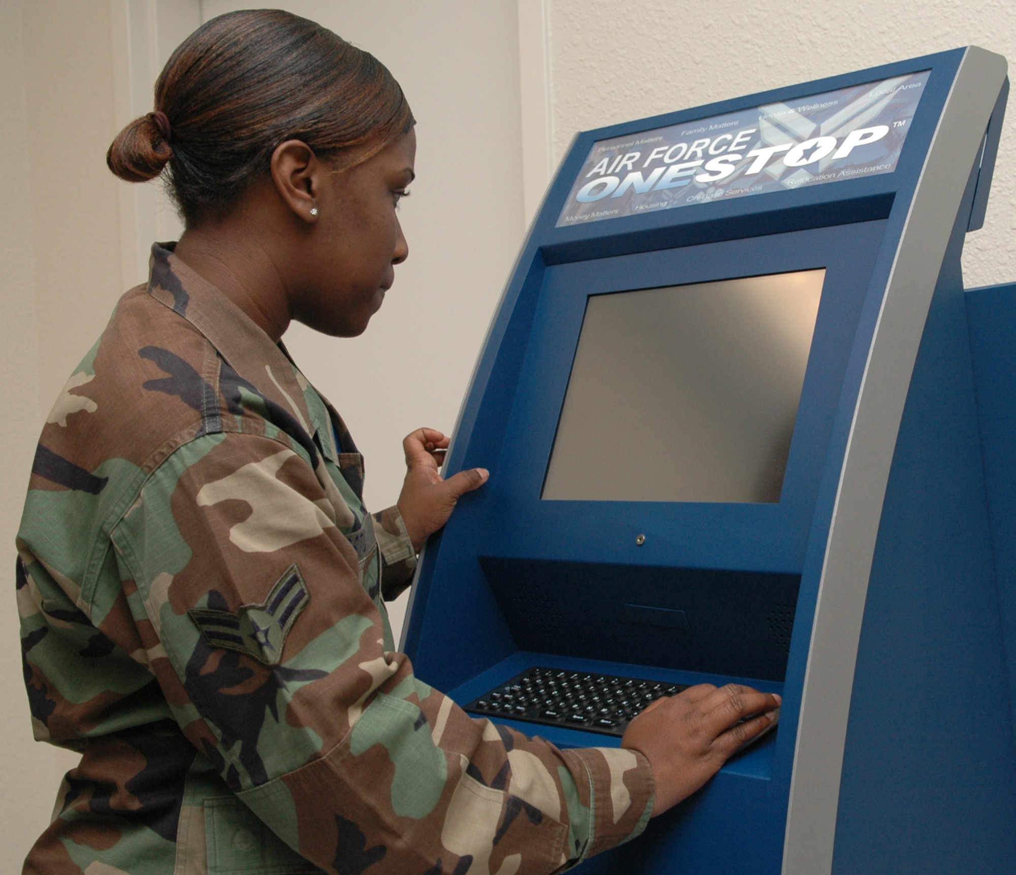 Airman first class Traci Coston, 49th Comptroller Squadron, 49th fighter wing, Holloman Air Force Base, New Mexico signs on to the new MyPay kiosk. The MyPay kiosk is the "Air Force one stop shop". It will allow military members and civilians to check leave and earning statements to help answer any financial questions by use of a touch screen computer available at the Base Exchange during hours of operations. (USAF photo by SRA Jessica De Pierri)