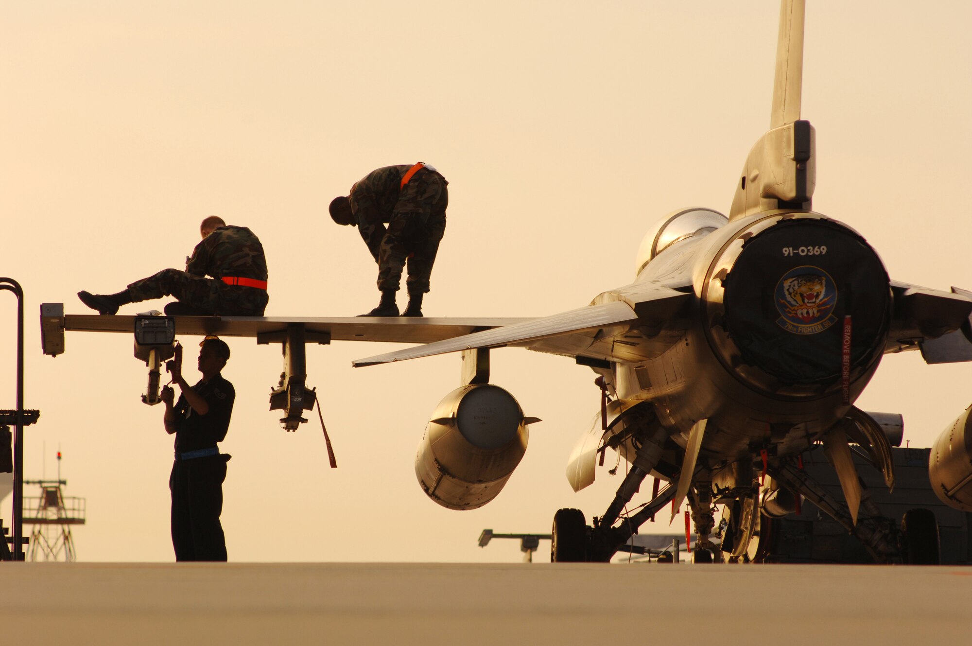 SHAW AIR FORCE BASE, S.C. -- Weapons loaders assigned to the 79th Aircraft Maintenance Unit prepare an F-16CJ to be launched during the Phase I operational readiness exercise March 27. A Phase I exercise tests our ability to go to war, said Lt. Col. Todd Hamilton, 20th Fighter Wing Plans and Inspections chief. (U.S. Air Force photo/Airman 1st Class Matthew Davis)