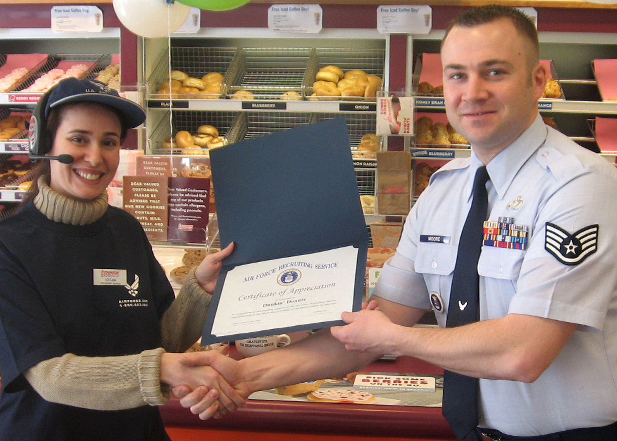 laden Wennen aan Patch New Hampshire Dunkin' Donuts celebrates Air Force Day > Air Force  Recruiting Service > Article Display