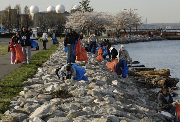 Members of the Bolling community help pick up trash along the Potomac shoreline during last year's cleanup operation. (U.S. Air Force photo by Airman 1st Class Marleah Miller) 