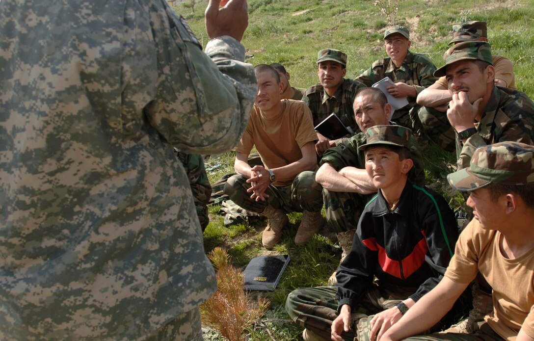 Master Sergeant Craig Abrom asks random medical questions during a hands-on vital signs training course with Afghan National Army soldiers participating in the Combat Medic Course in Kabul, Afghanistan. Sergeant Abrom is a mentor assigned to the Combat Medic School. (U.S. Air Force photo/Tech. Sgt. Cecilio M. Ricardo Jr.)