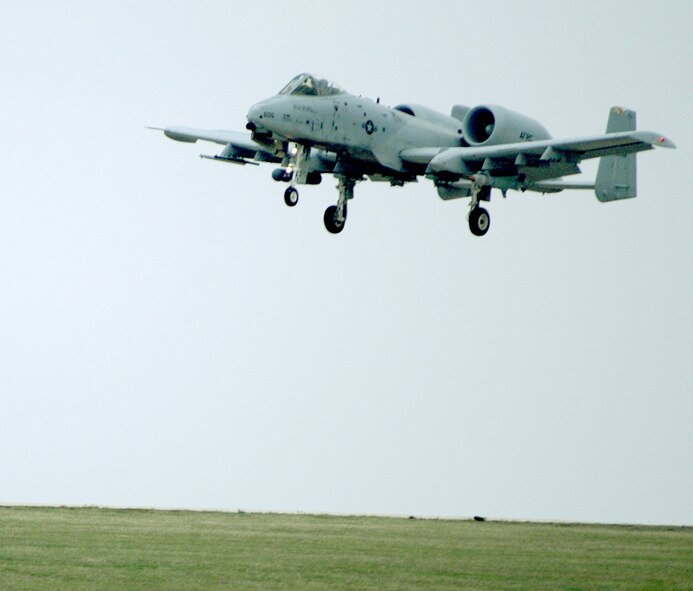 An A-10 from the 442nd Fighter Wing lands uneventfully at Whiteman Air Force Base, Mo., March 21, 2007.  (U.S. Air Force photo/Maj. David Kurle)