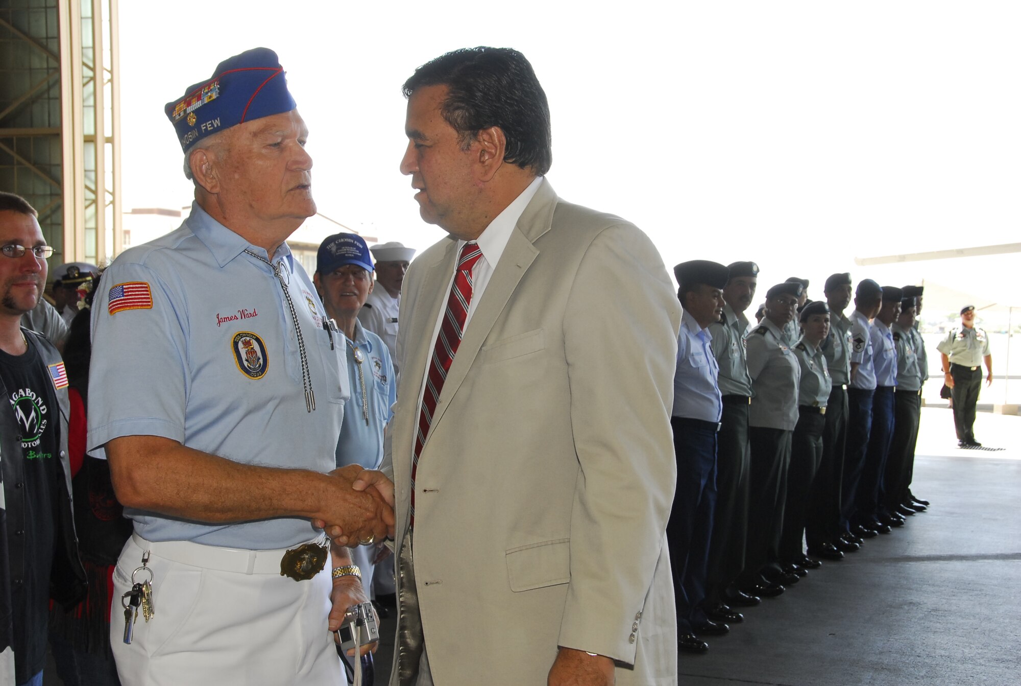 HICKAM AIR FORCE BASE, Hawaii -- Mr. James Ward, one of the "Chosin Few" veterans from the Korean War thanks Governor Bill Richardson, (D-NM) for assisting in returning  the remains of six U.S. service members from the Korean War.  Richardson attended an arrival ceremony at Hickam AFB, Hawaii, on April 12, 2007 performed by the Joint POW/MIA Accounting Command and 15th Airlift Wing Headquarters.  Governor Richardson headed the official delegation from the United States to North Korea to accept the remains from the government.  JPAC's mission is to achieve the fullest possible accounting of all Americans missing as a result of our nation's previous conflicts. (JPAC photo by Army Sgt. Adelita Chavarria Mead)