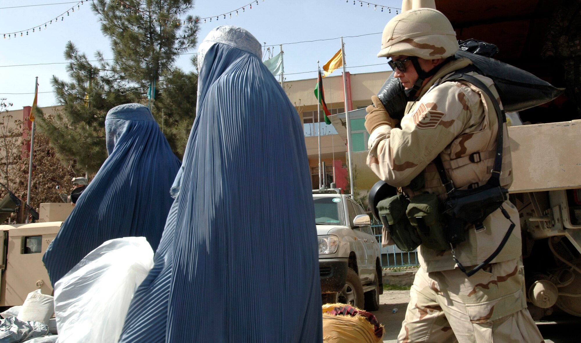 Tech. Sgt. John Asselin carries a bag of supplies April 10 for flood victims in Kabul, Afghanistan.  Training Assistance Group servicemembers from Camp Alamo coordinated food distribution efforts to supply flood victims in Kabul.  (U.S. Air Force photo/Tech. Sgt. Cecilio M. Ricardo Jr.)