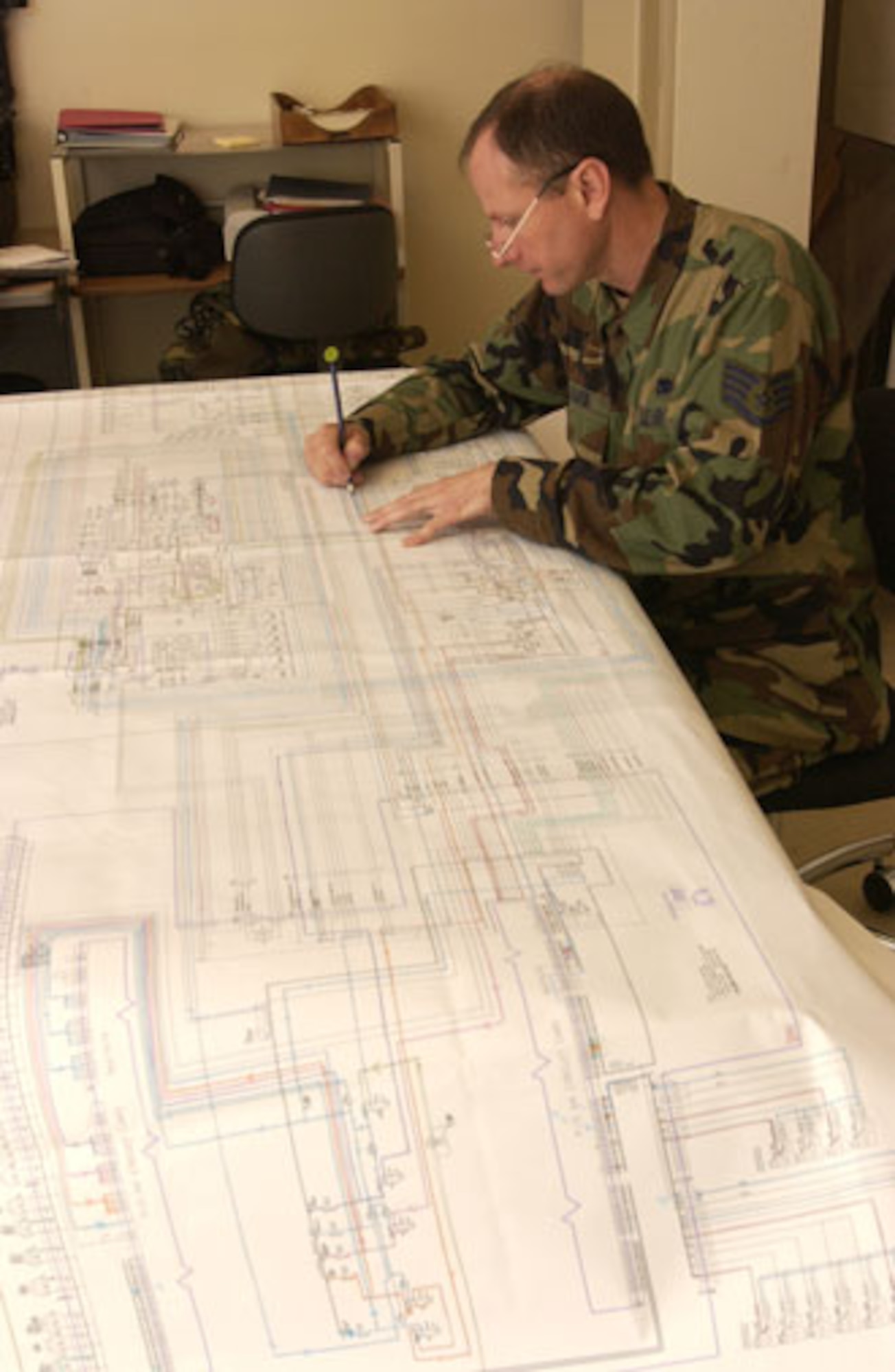 Staff Sgt. Rodney Baker, 452nd Logistics Readiness Squadron, March Air Reserve Base, Calif., draws out schematics during the classroom portion of the Tunner 60K class. (U.S. Air Force photo by Staff Sgt. Amy Abbott)