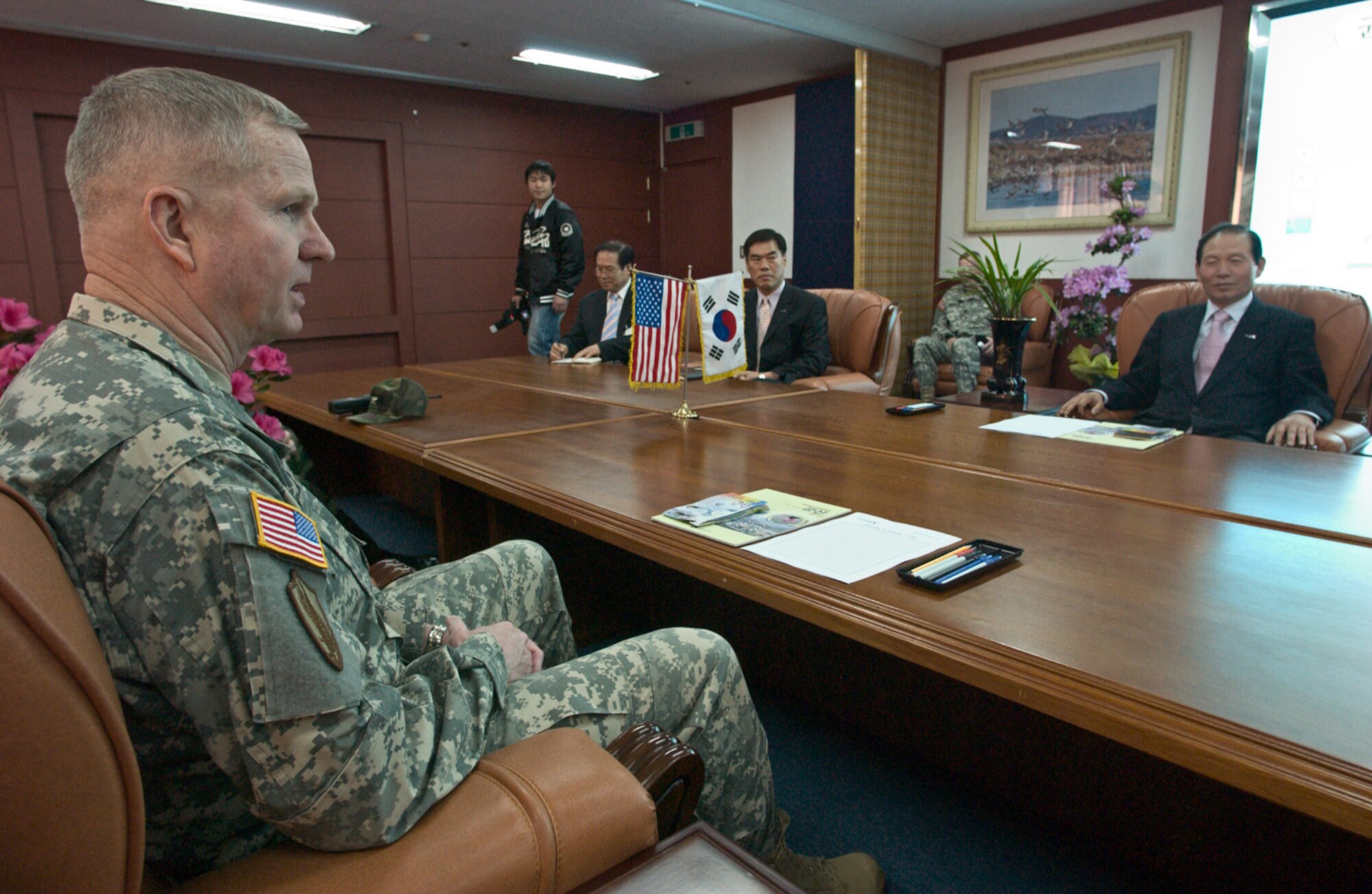 KUNSAN AIR BASE, Republic of Korea  April 10, 2007 -- Gen. B.B Bell, United States Forces Korea commander, speaks with Gunsan City mayor Mr. Moon, Dong Shin April 10 after making an unexpected visit to his office. After hearing about the support the city provides to base personnel, Gen. Bell said he personally wanted to thank the mayor for all he and his staff have done for the Airmen and Soldiers assigned to Kunsan. (Air Force photo/Senior Airman Barry Loo)                                
