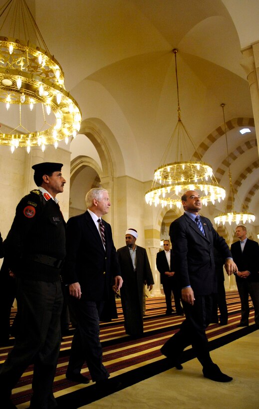 Defense Secretary Robert M. Gates receives a tour of the King Hussein bin Talal Mosque in Amman, Jordan, April 16, 2007.  The mosque, which opened last year, is named for His Majesty King Hussein bin Talal, the father of modern Jordan. 