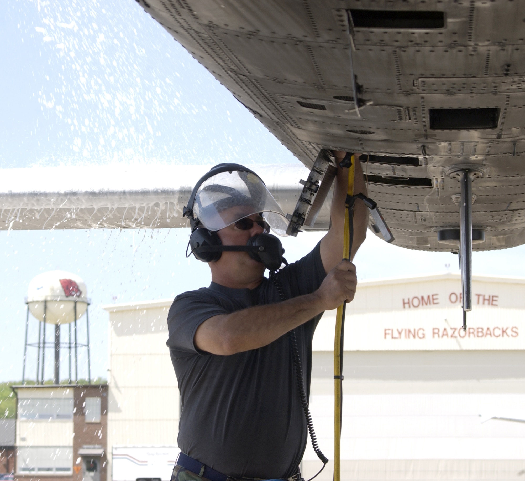 Master Sgt. Ed Fairchild, 717th Aircraft Maintenance Squadron crew chief, disconnects a compressor hose from an A-10 Thunderbolt II after performing an engine wash during Patriot Razorback, Fort Smith, Ark., in April 2007 (U.S. Air Force photo/Master Sgt. Greg Steele)