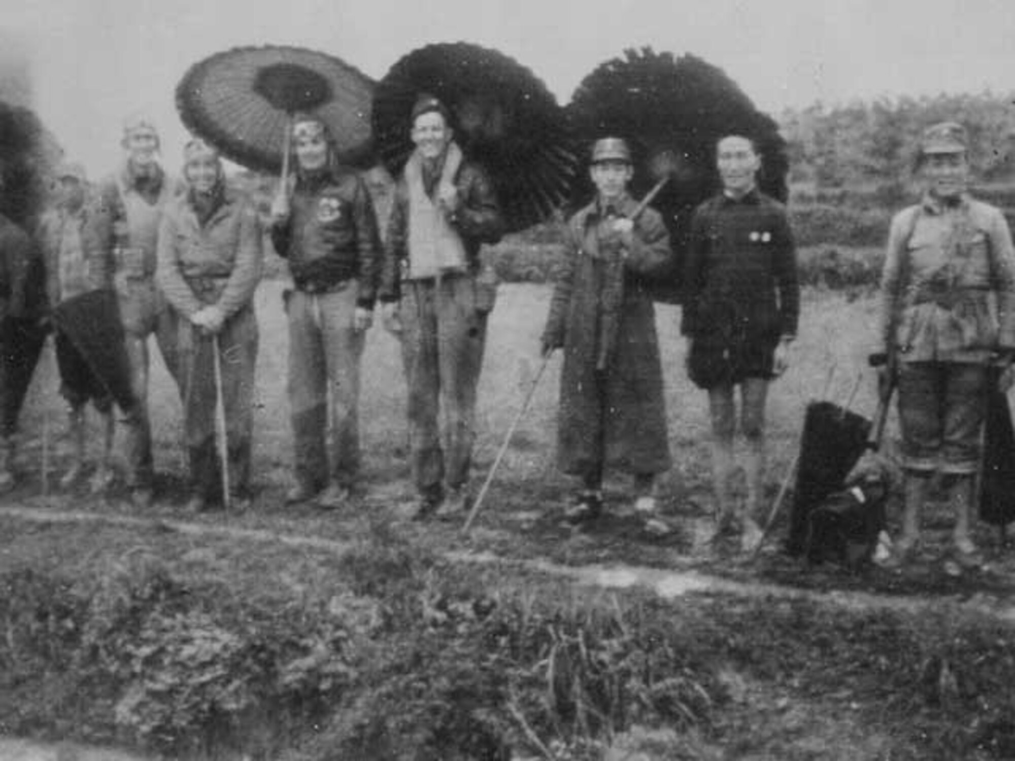 Doolittle raiders and Chinese soldiers with parasols; (National Archives, US Navy 80-G-063589).