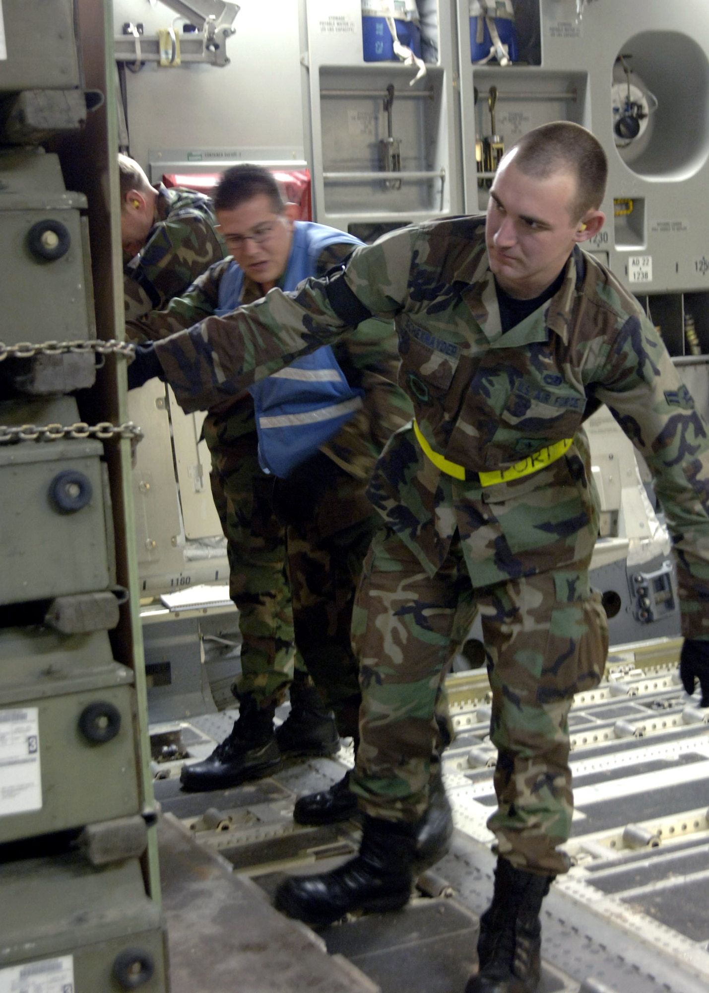 Airman 1st Class Chase Schexnayder and Senior Airman Rolando Rivera position helicopter rotor blades on a C-17 Globemaster III assigned to the 385th Air Expeditionary Group April 16 at Incirlik Air Base, Turkey. Turkish supplies including two helicopters, an ambulance, a tractor and numerous shipping containers were transported from Incirlik AB to Kabul AB, Afghanistan. The Airmen are assigned to the 728th Air Mobility Squadron. (U.S. Air Force photo) 
