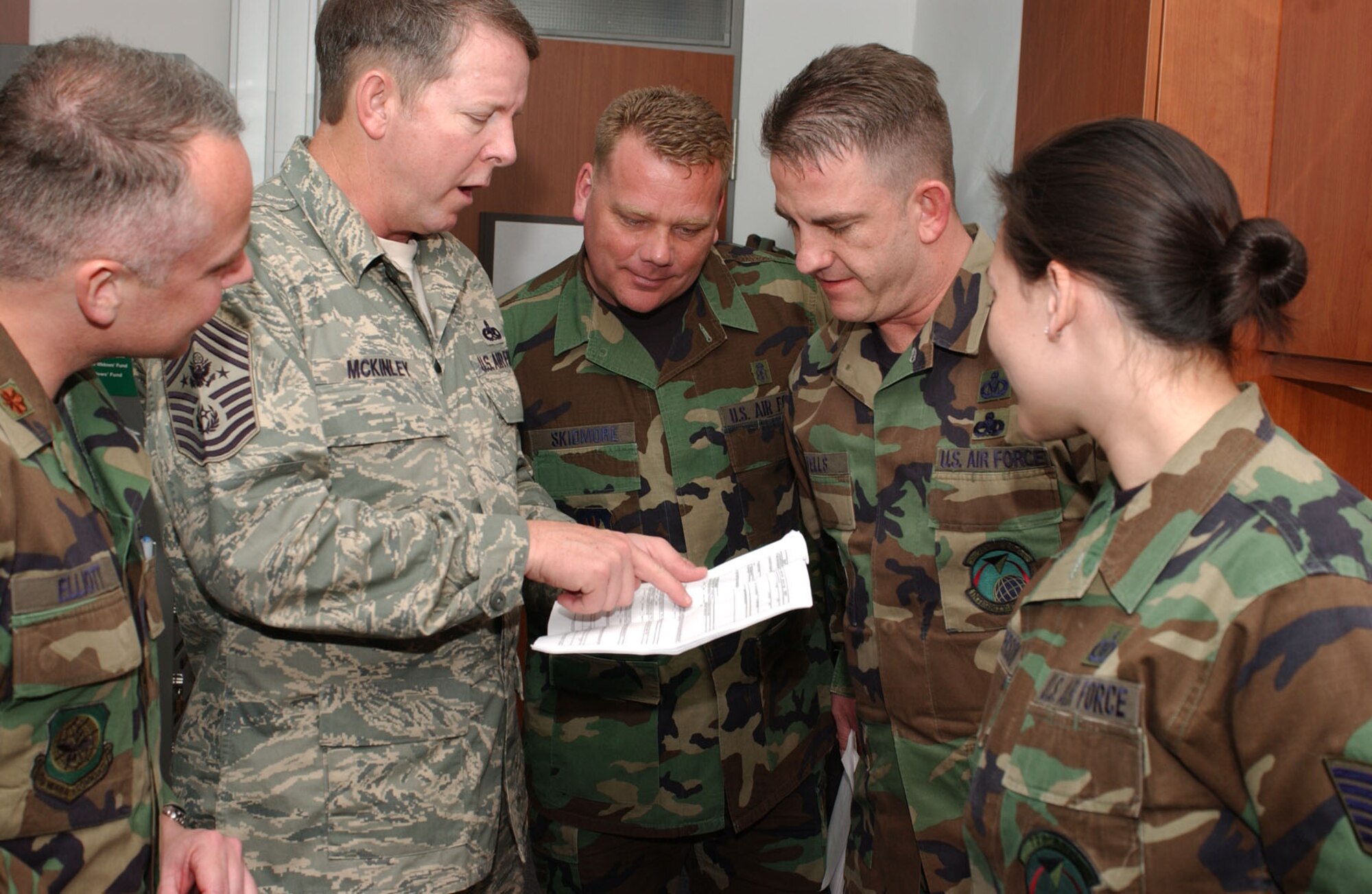 SPANGDHALEM AIR BASE, GERMANY -- Chief Master Sgt. of the Air Force Rodney J. McKinley talks with Spangdahlem Airmen about the new enlisted performance report system, which requires less writing and provides better evaluations. Chief McKinley’s visit was part of his initial tour of bases under the U.S. Forces in Europe command. During his stay here, Chief McKinley spent time talking with Airmen about the future of the Air Force and the issues on their minds. (US Air Force photo/Airman 1st Class Stephanie Clark)