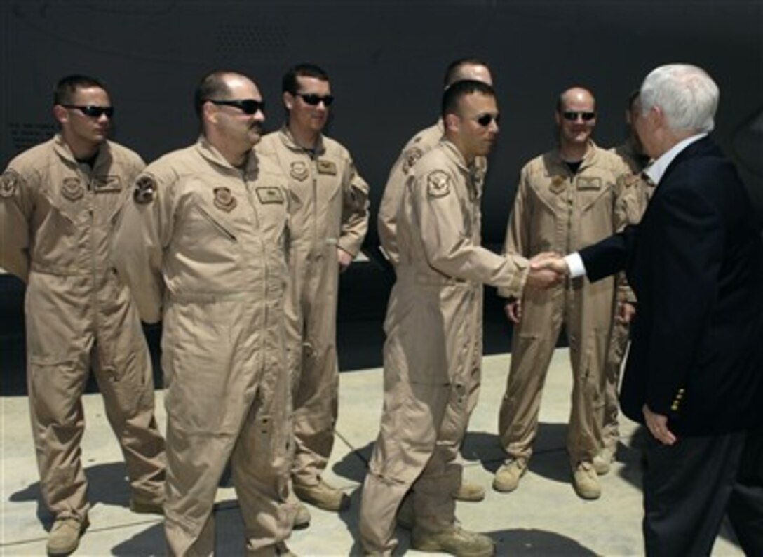 U.S. Defense Secretary Robert M. Gates meets with U.S. Air Force C-17 aircrew members in Tel Aviv, Israel before flying into Baghdad, Iraq, April 19, 2007.  