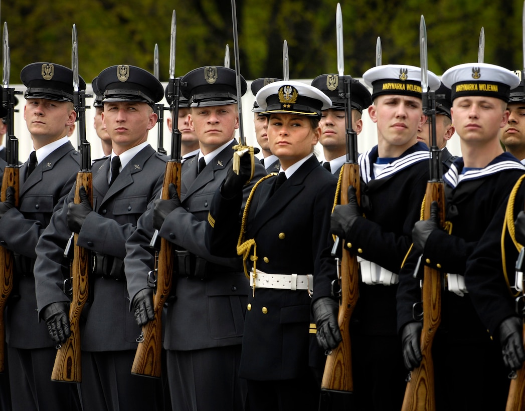 Polish military members stand at attention as U.S. Defense Secretary Robert M. Gates participates in a wreath laying ceremony at the Polish Tomb of the Unknown Soldier in Marshal Jozef Pilsudski Square in Warsaw, Poland, April 24, 2007.  