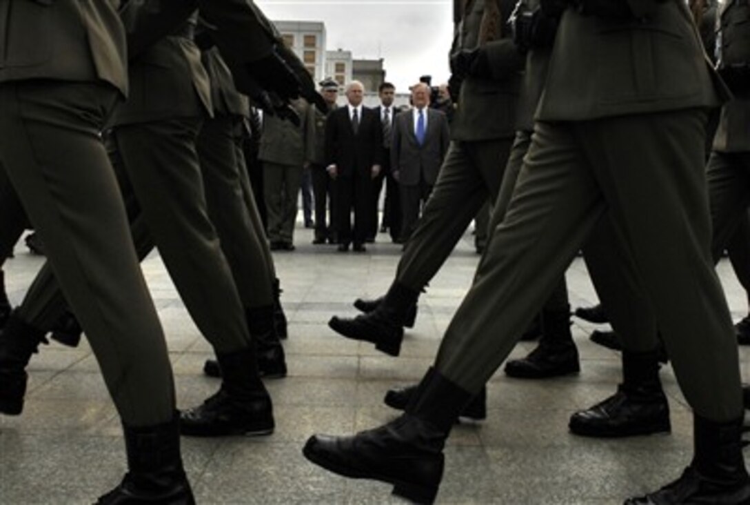 U.S. Defense Secretary Robert M. Gates participates in a wreath laying ceremony at the Polish Tomb of the Unknown Soldier in Marshal Jozef Pilsudski Square in Warsaw, Poland, April 24, 2007.   