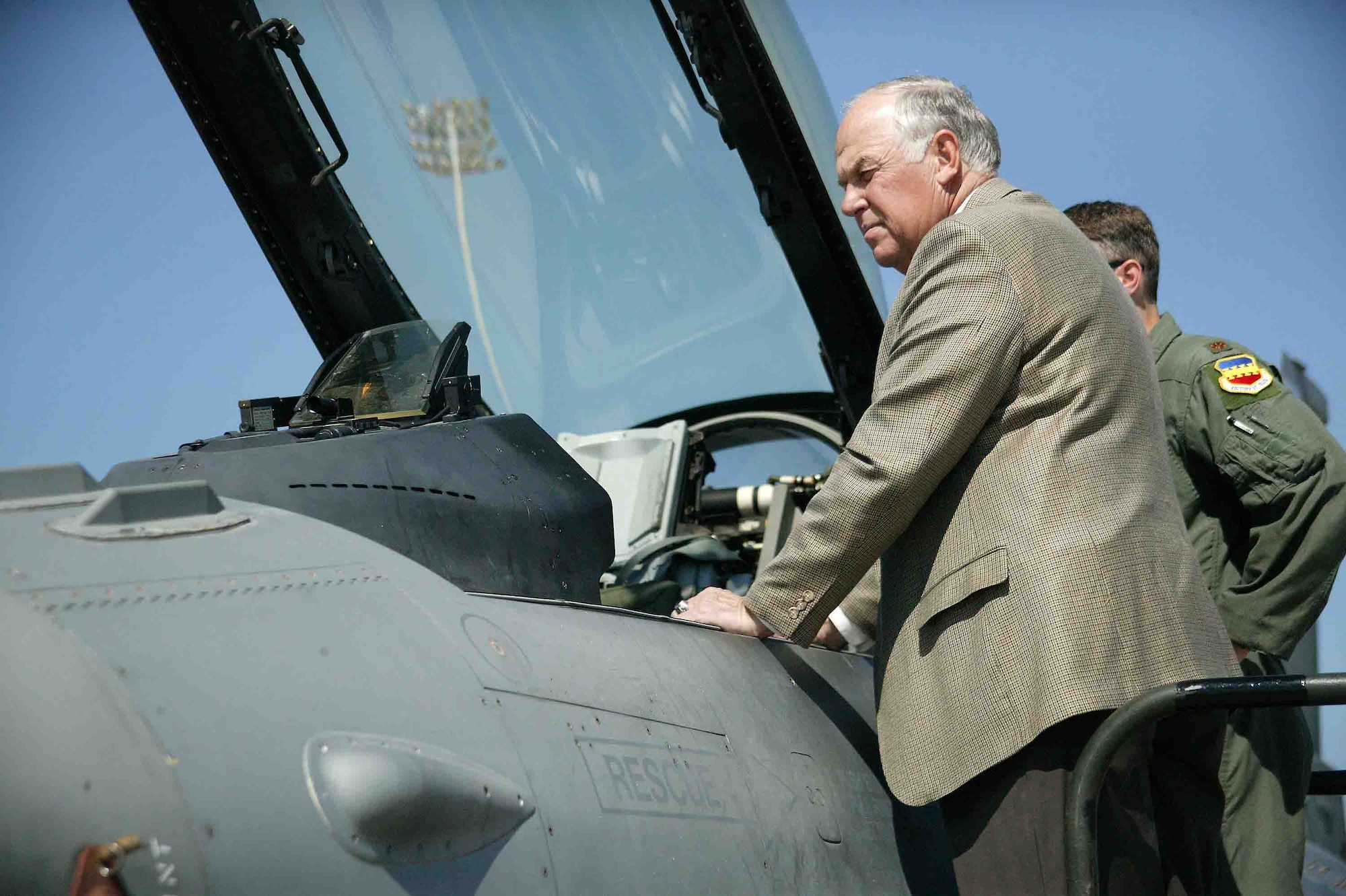 SHAW AIR FORCE BASE, S.C. -- John Peebles, president of the 20th Fighter Wing Association, checks out the cockpit of an F-16CJ aircraft April 23. During his visit, Mr. Peebles met with wing leaders and toured the 55th Fighter Squadron. The 20th FW Association is composed of former members of the wing, its subordinate organizations and its predecessors to promote the history of the unit. The 20th FW traces its lineage to the 20th Pursuit Group which was later absorbed by the 20th Fighter Bomber Wing. The 20th was one of the 13 original combat air groups formed by the Army before World War II.  (U.S. Air Force photo/Senior Airman John Gordinier)