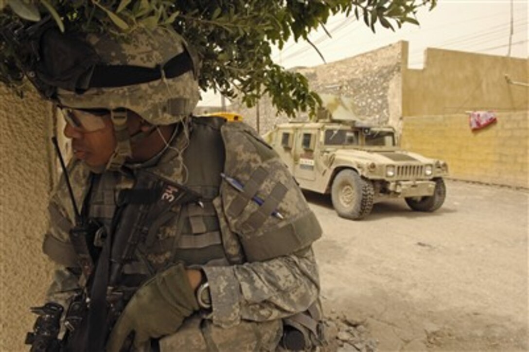 A U.S. Army soldier provides perimeter security during an Iraqi police dismounted presence patrol in Kirkuk, Iraq, on April 24, 2007.  The soldier is from Charlie Company, 2nd Battalion, 35th Infantry Regiment, 3rd Infantry Brigade, 25th Infantry Division.  