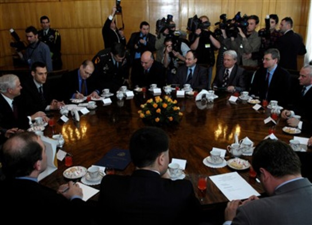 U.S. Defense Secretary Robert M. Gates (left) meets with Polish Prime Minister Jaroslaw Kaczynski in Warsaw, Poland, April 25, 2007.