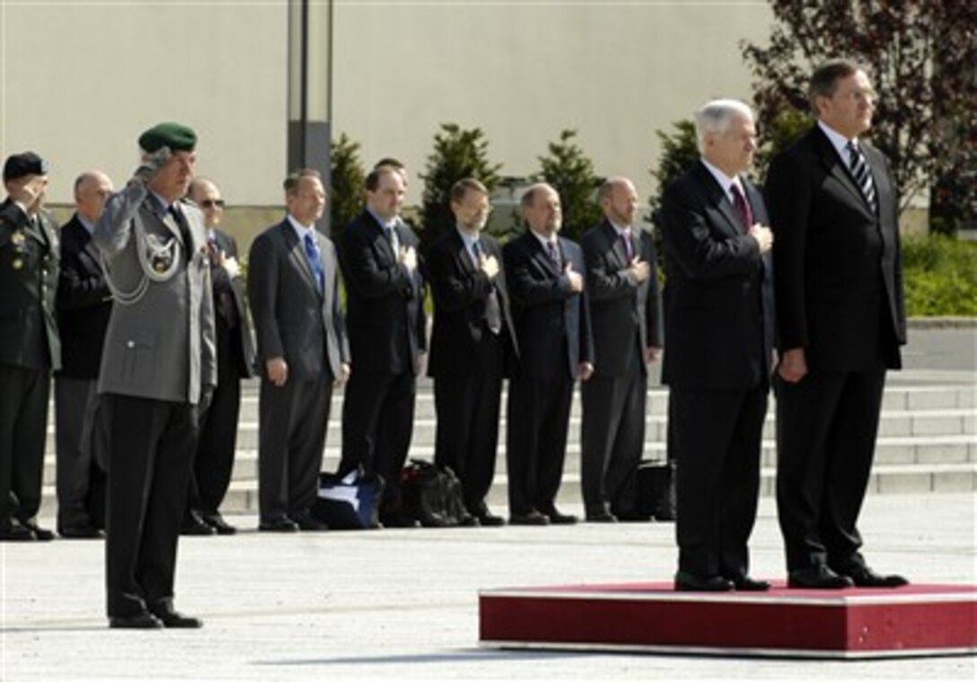U.S. Defense Secretary Robert M. Gates attends a welcome ceremony with German Minister of Defense Franz Josef Jung in Berlin, April 25, 2007. 