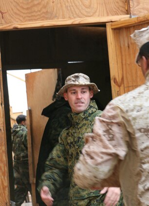 chow supply marine Marines in desert > enjoy dining the 2nd Marine fine