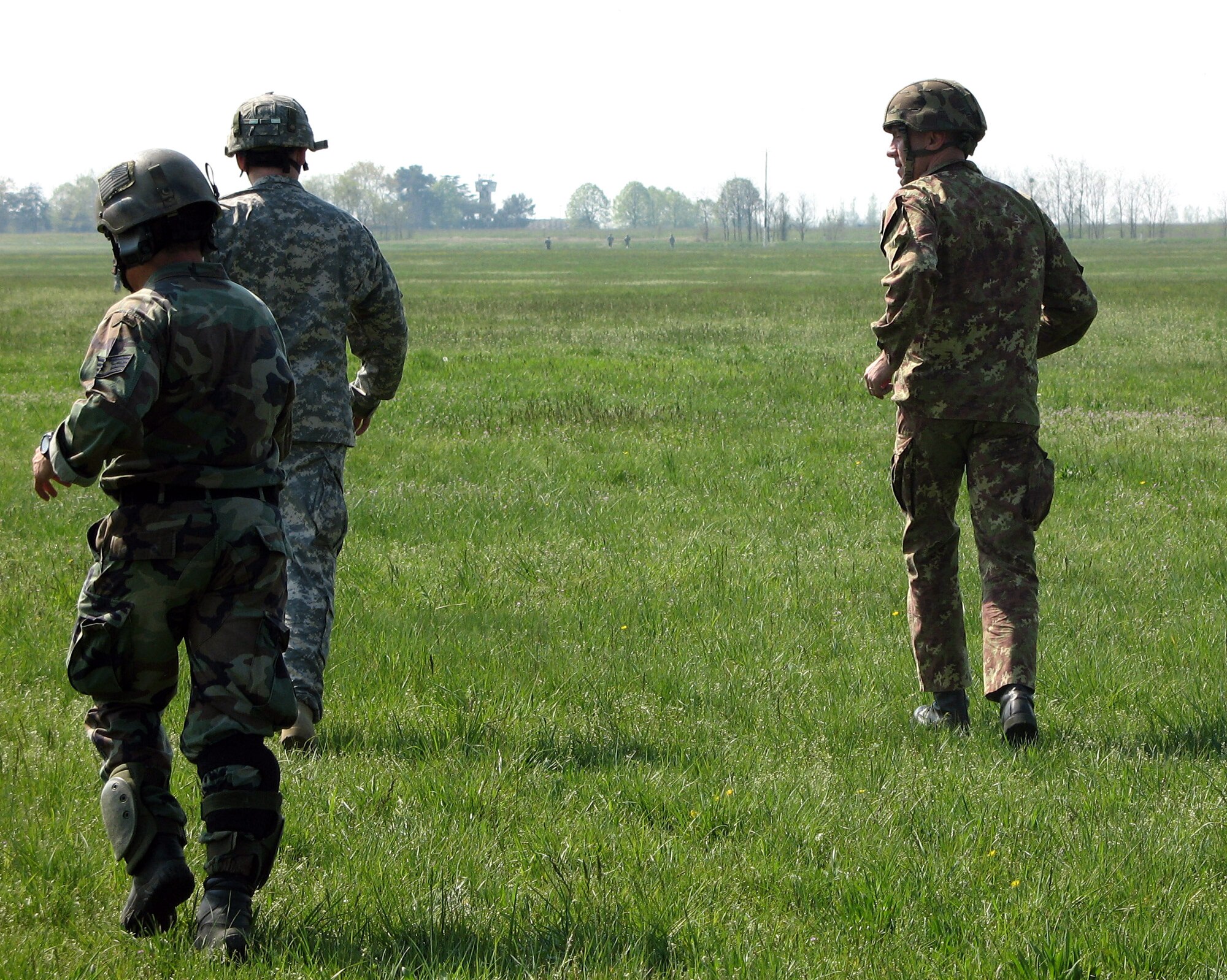 American, French forces join in jump training > Air Force