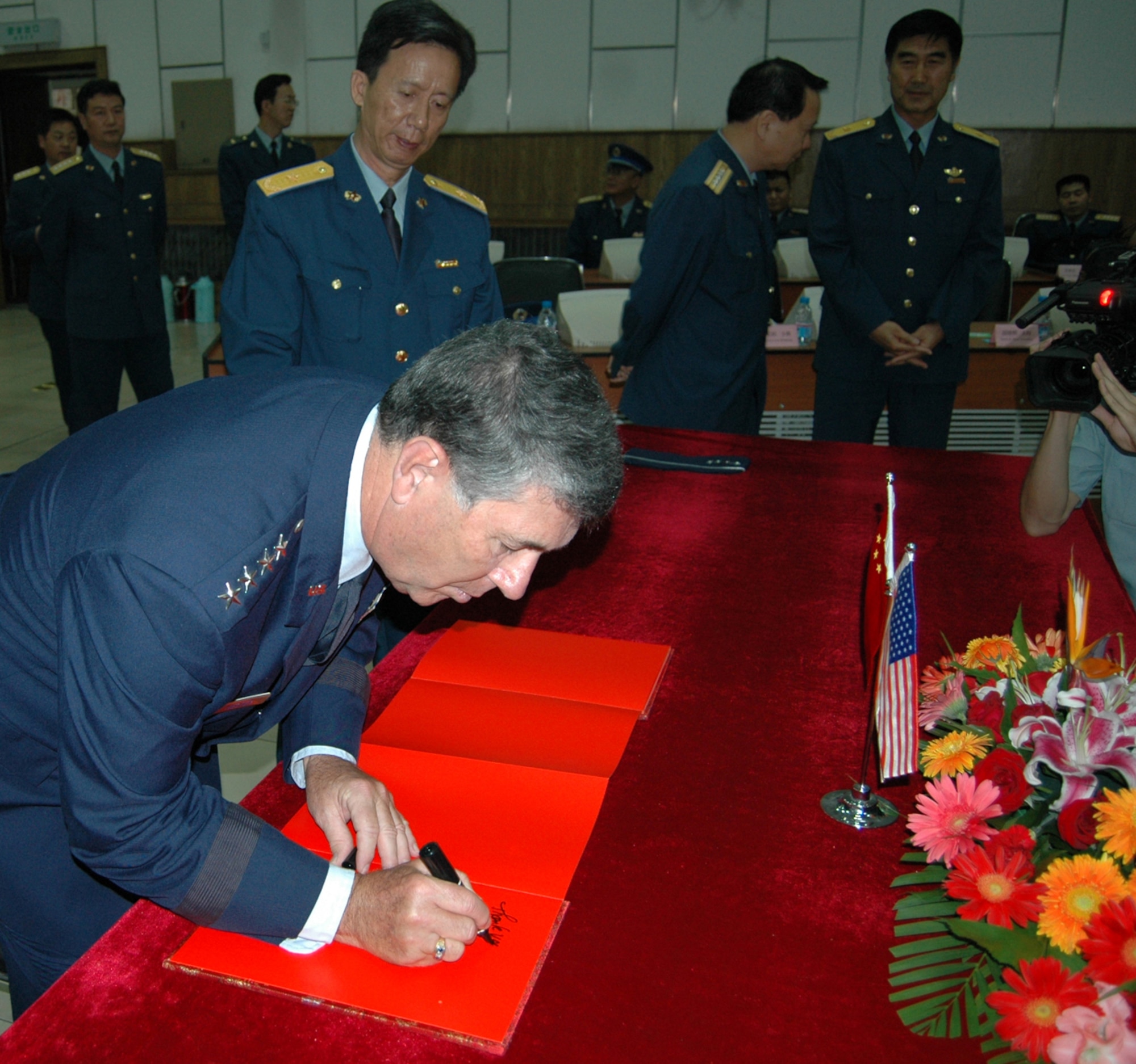 BEIJING—Gen. Paul V. Hester, commander of Pacific Air Forces, signs a guest book July 24 at the People’s Liberation Army Air Force Command College as Maj. Gen. Zhong Wanfu, PLAAF Command College deputy commandant, looks on. The command college is the PLAAF’s highest professional military education school and has students ranging from captain to senior colonel (O-7). (U.S. Air Force photo by Maj. Ray Truong)