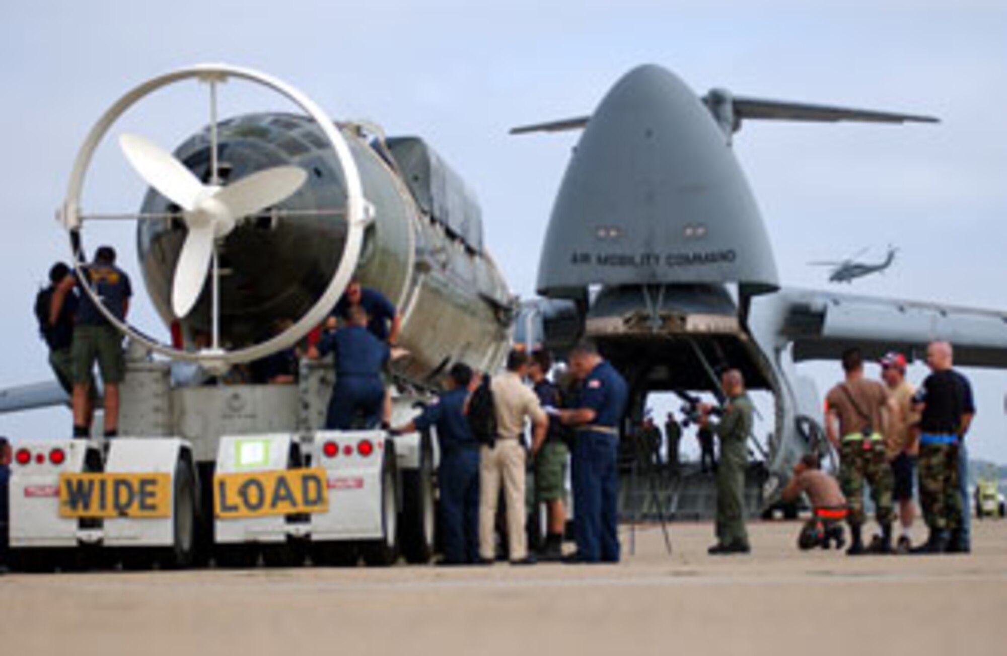 Several members of Navy and Air Force Reserve forces utilize the Naval Air Station, North Island, flightline to upload “Mystic,” a Deep Submergence Rescue Vehicle, onto a C-5 Galaxy from Travis Air Force Base, Calif. The reservists are all participating in Patriot Hook 2007.
U.S. Air Force photo by Staff Sgt. Mary D. Woolstenhulme