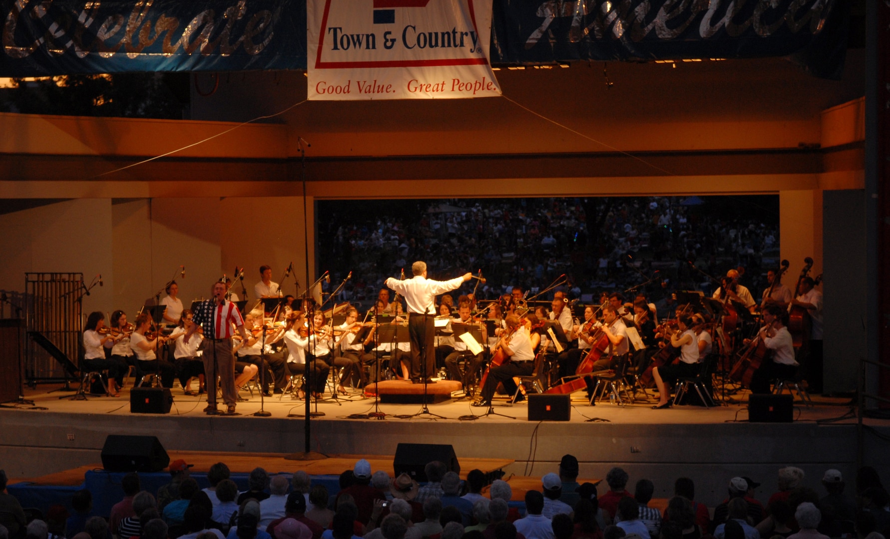 Spectators look on as the San Angelo Symphony Orchestra accompanies Symphony Search winner Mark Copper’s rendition of “The Impossible Dream” during the Pops Concert July 3. (U.S. Air Force photo by Airman 1st Class Kamaile Chan)