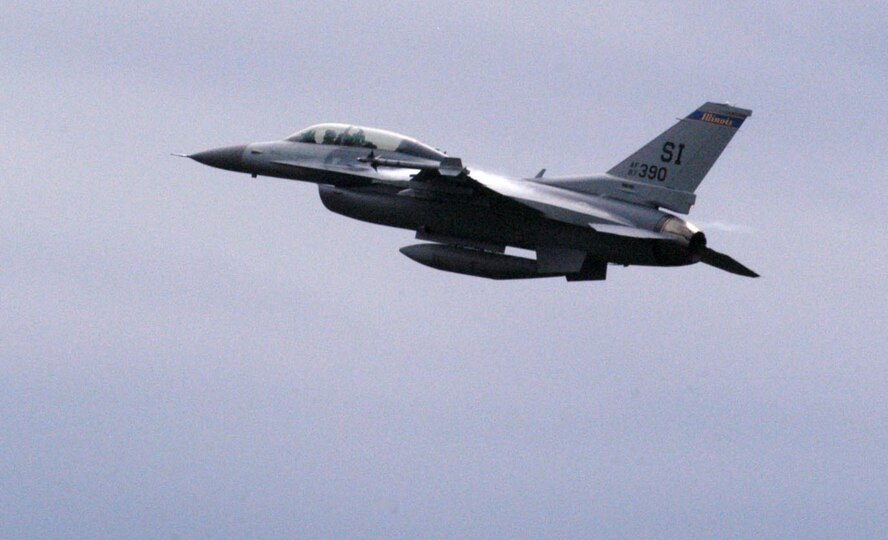 An F-16D Fighting Falcon from the Illinois Air National Guard's 183rd Fighter Wing flies over Cannon Range near Ft. Leonard Wood, Mo., June 20, 2007.  In addition to serving as the primary range to the A-10s from the Air Force Reserve's 442nd Fighter Wing at Whiteman Air Force Base, Mo., the range serves as a training tool for Reserve, Guard and active-duty pilots from across the country.  (U.S. Air Force photo/Maj. David Kurle)