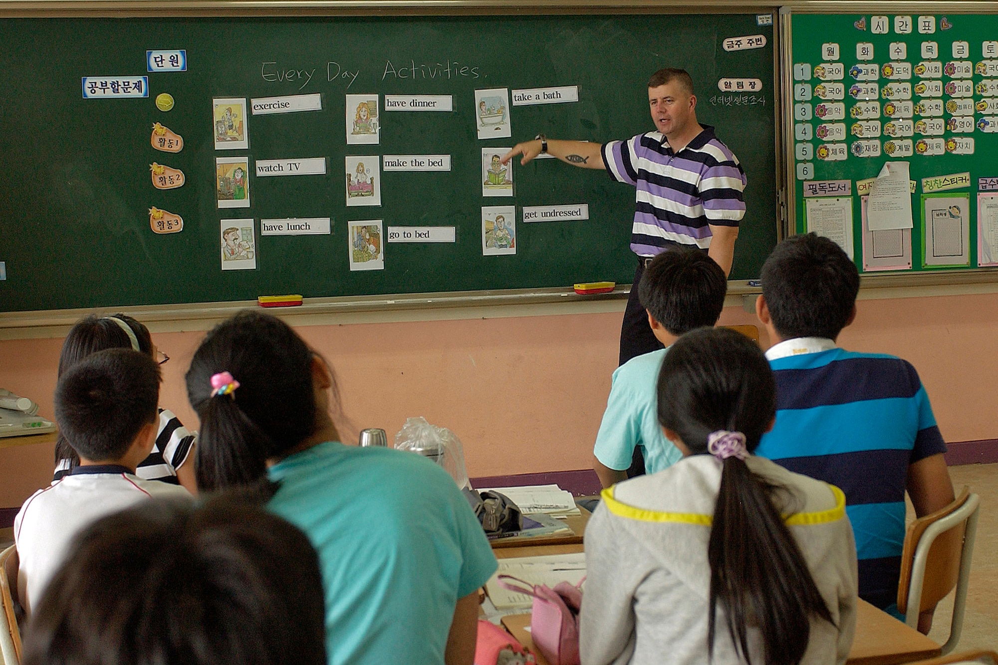 Master Sgt. Dean McKendree teaches children how to speak English during an English camp Aug. 1 at Sinpung Elementary School in Gunsan City, South Korea. The camp is supported by volunteers from the 8th Fighter Wing at Kunsan Air Base as a part of the Good Neighbor Program. The school teaches English skills to students over a three-week period. Sergeant McKendree is assigned to the 80th Aircraft Maintenance Squadron. (U.S. Air Force photo/Senior Airman Giang Nguyen) 
