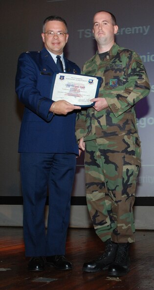 DOVER AIR FORCE Base, Del. -- Commander's Call - Aug. 4, 2007 (U.S. Air Force photo/Staff Sgt. Steve Lewis)