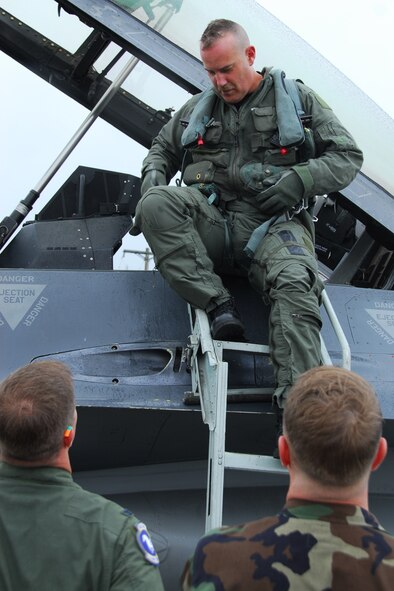 OSAN AIR BASE, Republic of Korea – Chief Master Sgt. Richard Jette, 51st Fighter Wing command chief, is greeted by members of the 51st Fighter Wing after his “fini flight” on Wednesday.  Fini flights are reserved for special occasions, and Chief Jette was given the special privilege for years of dedicated service to the Air Force as he prepares to retire.  Col. Jon A. Norman flew the F-16 Fighting Falcon for Chief Jette’s flight.  (U.S. Air Force photo by Airman First Class Chad Strohmeyer)