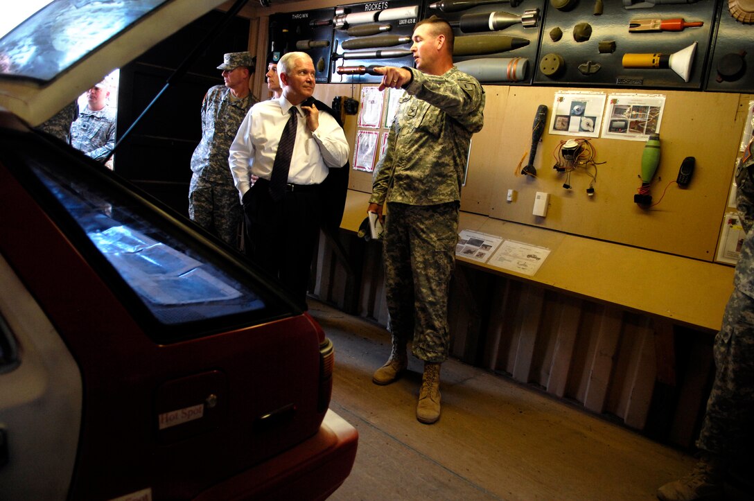 Col. Jeff Ingram, 1st Brigade commander, briefs Defense Secretary Robert M. Gates about the IED training conducted at Fort Riley, Kan., Aug. 9, 2007.