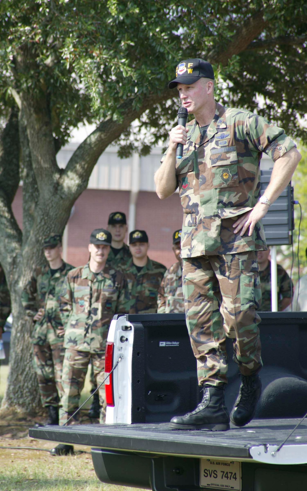 SHAW AIR FORCE BASE, S.C. -- Col. James Post, 20th Fighter Wing commander, congratulates Airmen on their performance during the recent Operational Readiness Inspection Aug. 10.  Colonel Post said he is proud of the wing's hard work and encourages the Airmen to maintain their level of performance. (U.S. Air Force photo/Senior Airman Holly MacDonald)
